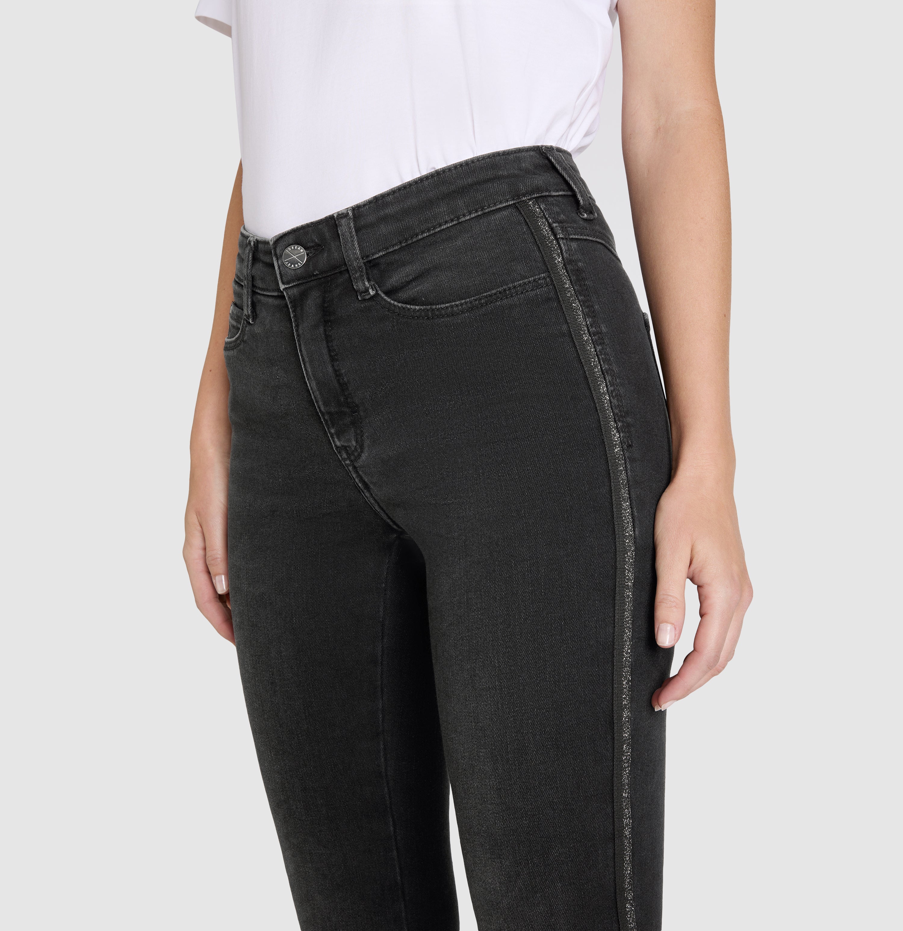 Boot cut jeans with glamorous galloons. | DREAM BOOT galon | modern black net wash | Detailed view 3 of model