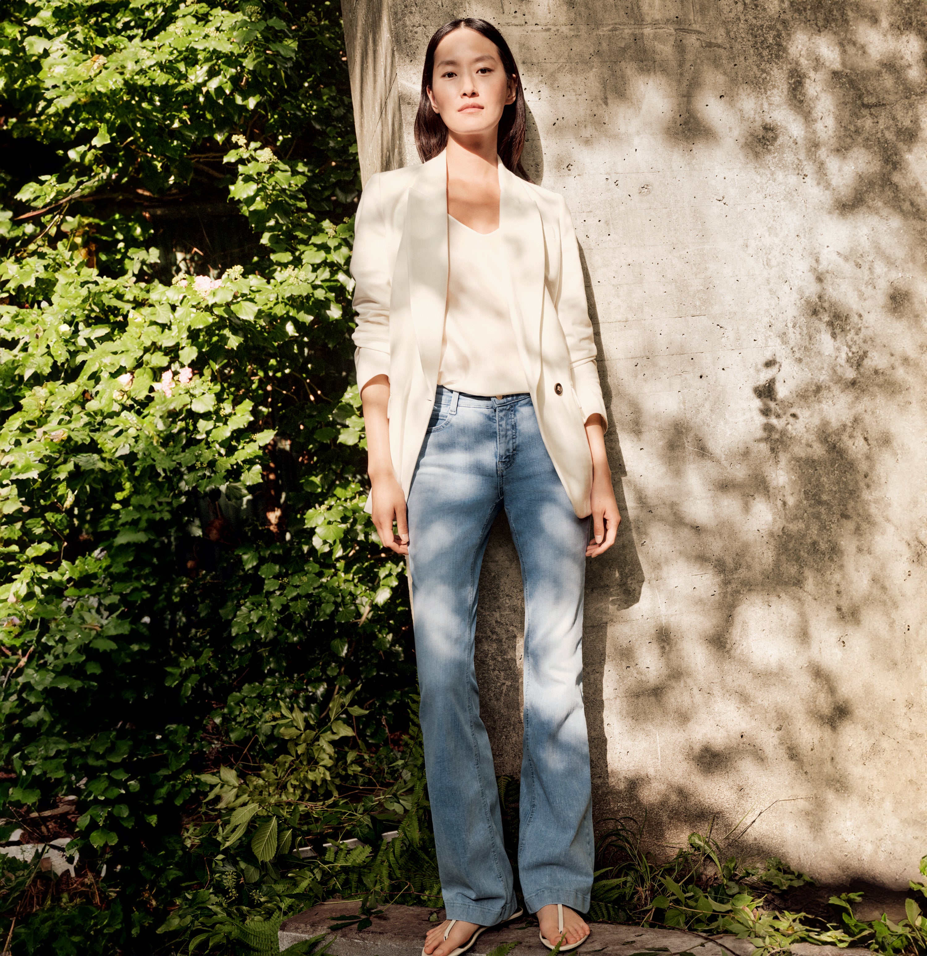 Boot cut jeans with shaping effect. | S-NAME | S-FBBZ | Campaign image