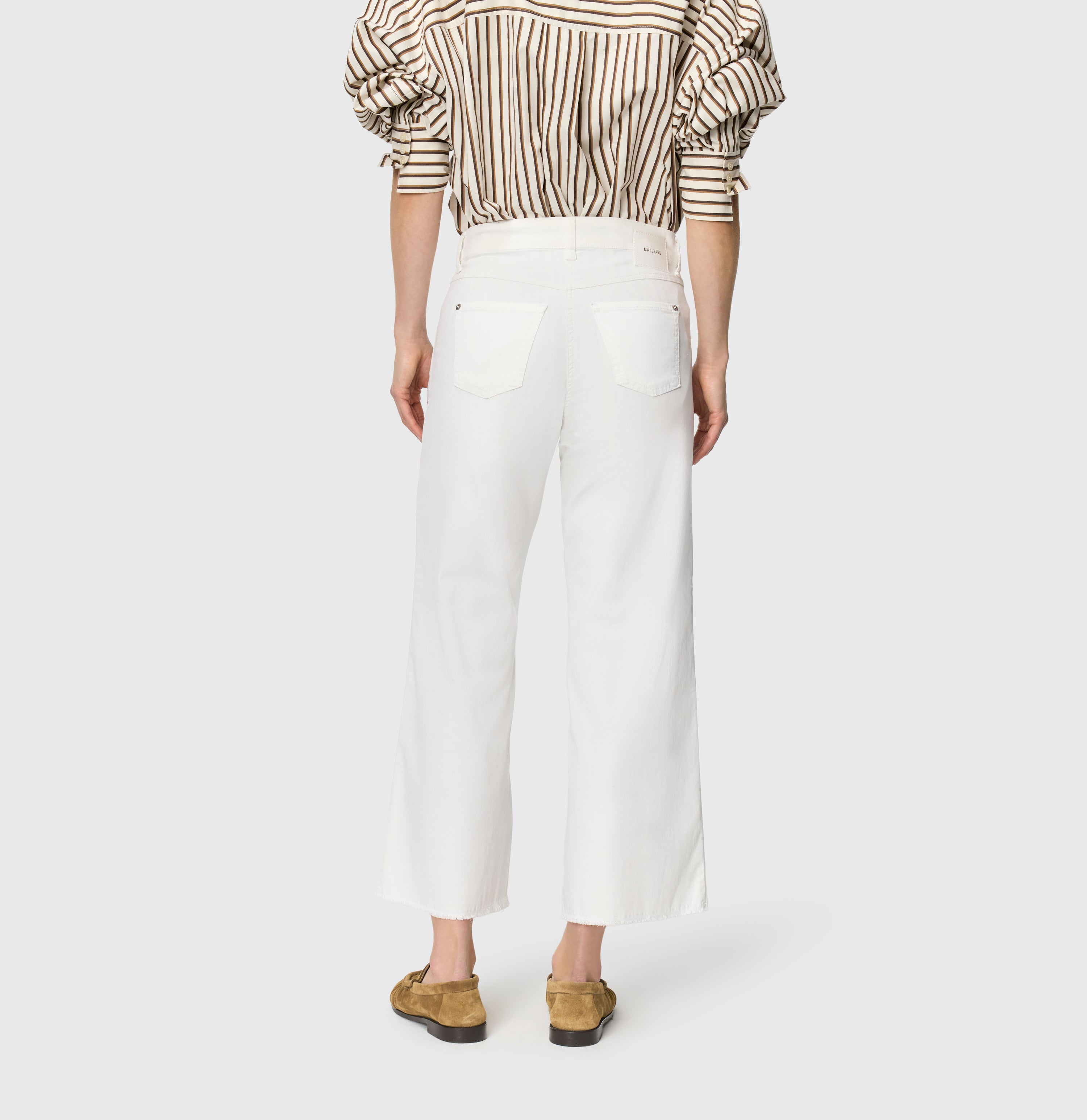 Cropped, wide shape jeans with modal. | DREAM WIDE cropped | white denim | Back view of model