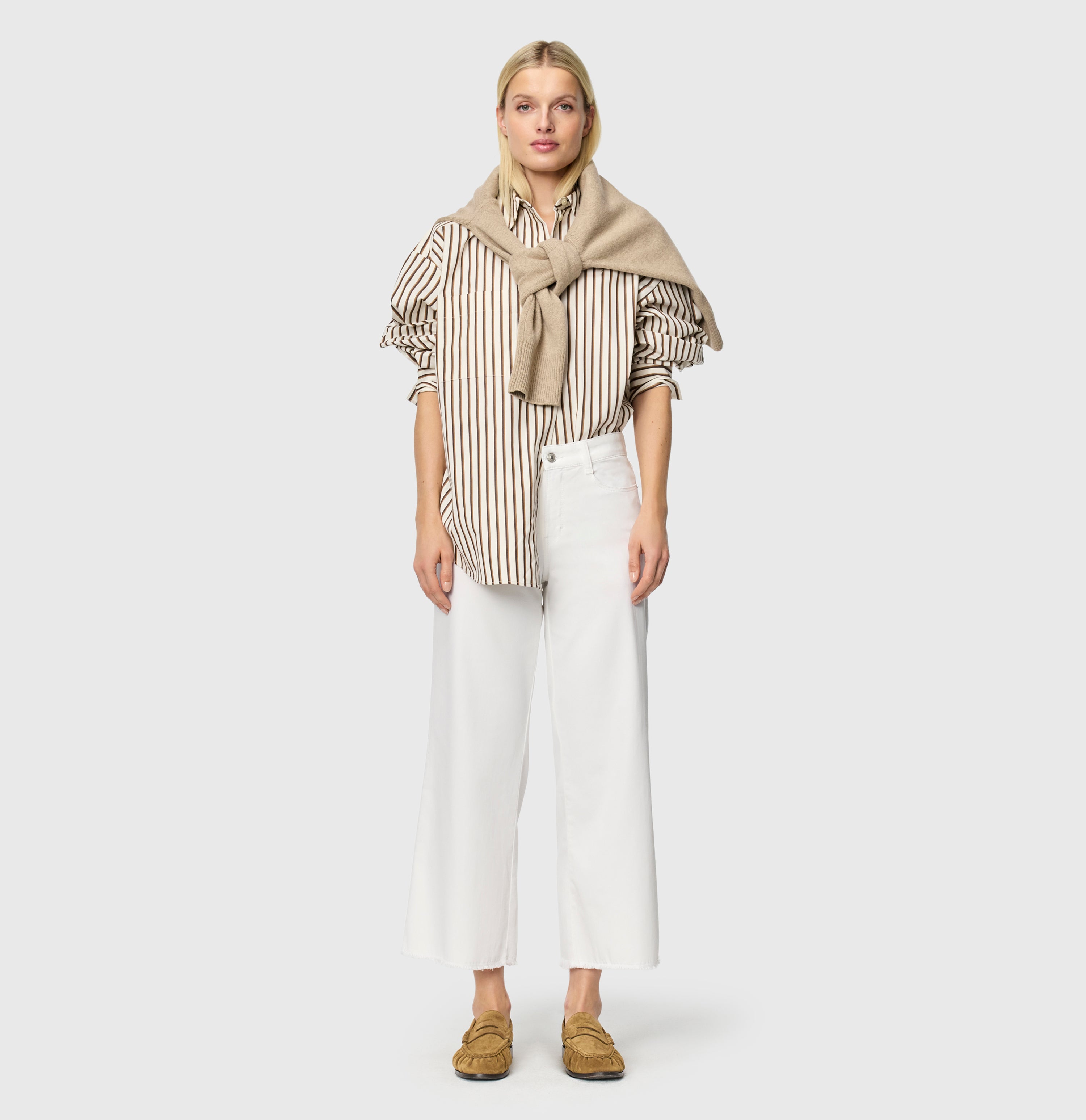 Cropped, wide shape jeans with modal. | DREAM WIDE cropped | white denim | Full-body of model