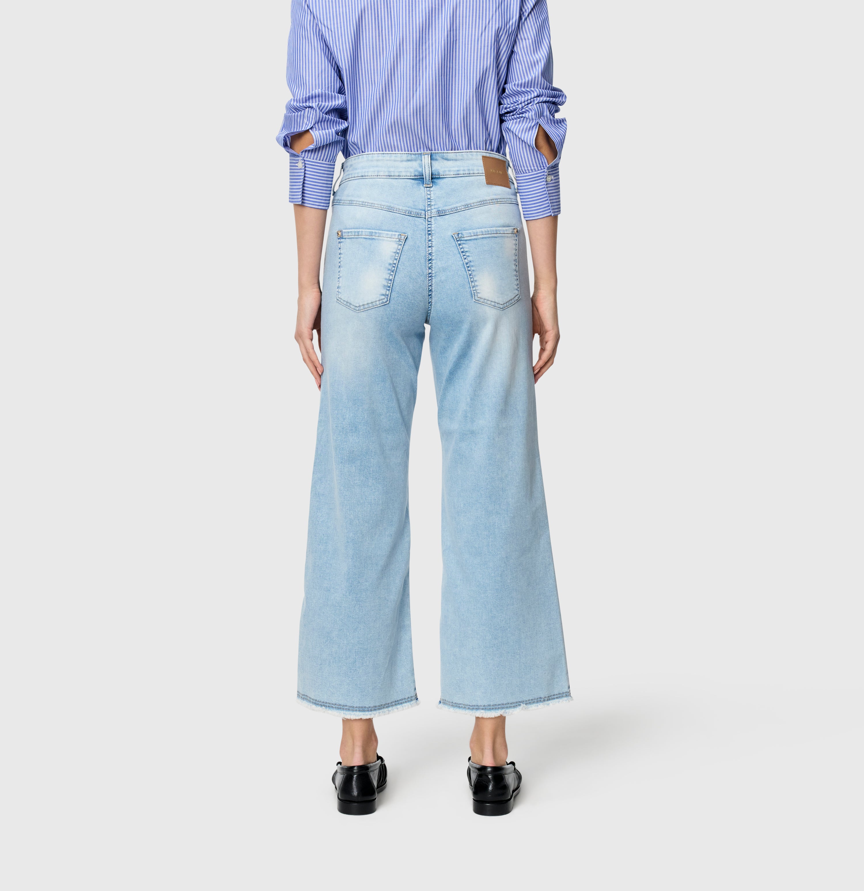 Light, wide shape jeans with modal. | DREAM WIDE cropped | light azure blue | Back view of model