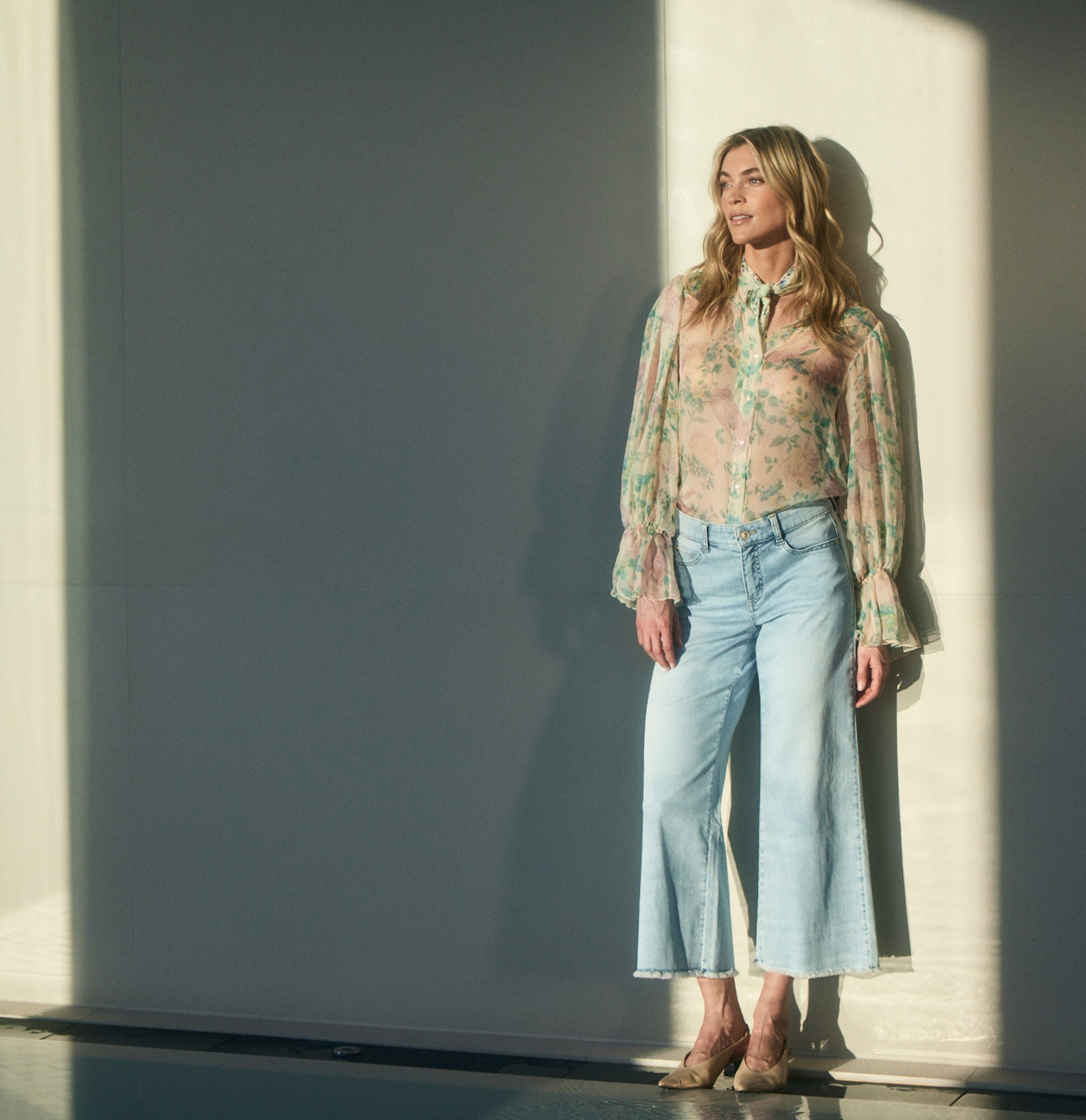 Light, wide shape jeans with modal. | DREAM WIDE cropped | light azure blue | Campaign image 3