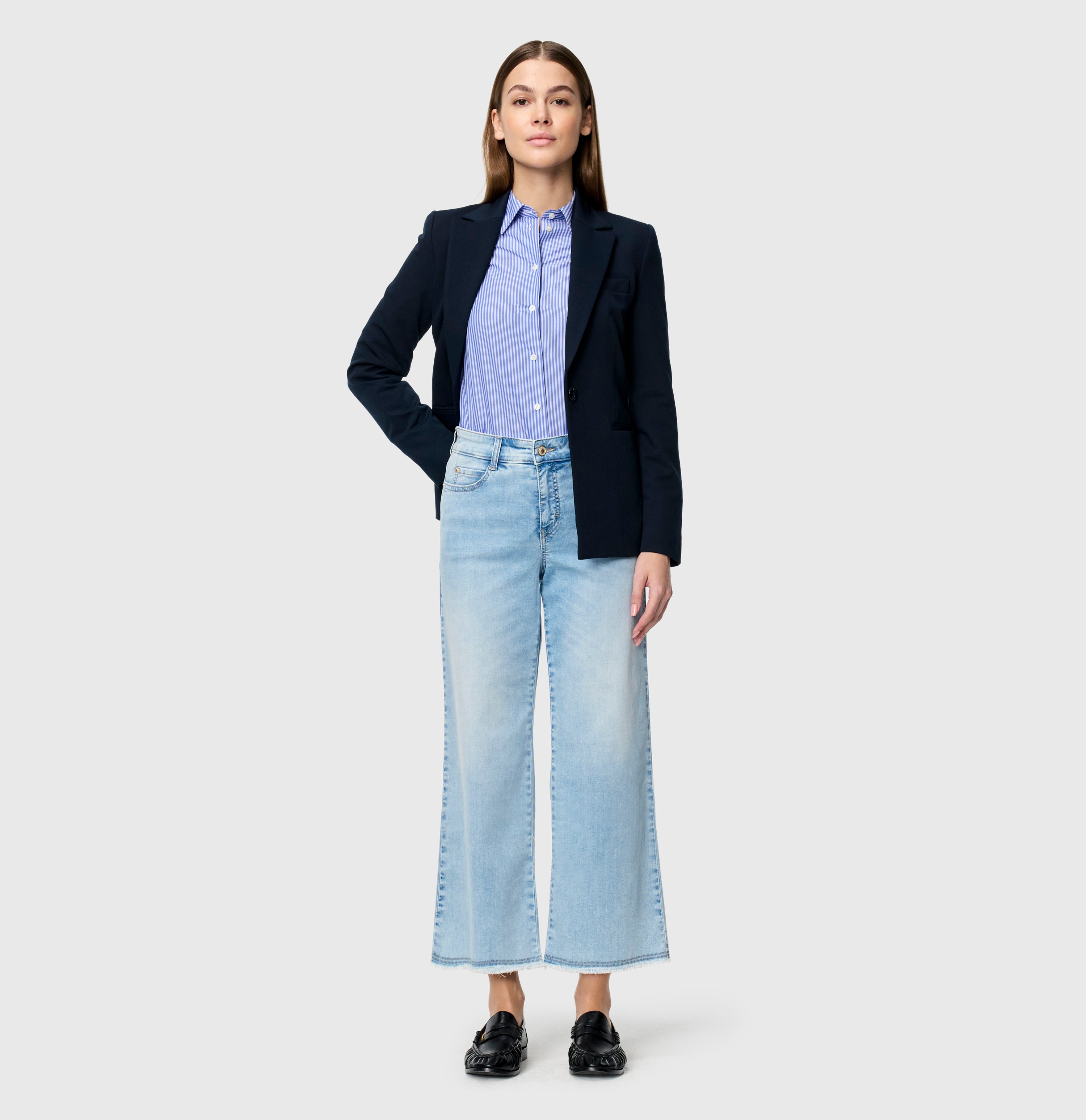 Lightweight, wide shaping jeans with modal. | DREAM WIDE cropped | light azure blue | Full-body of model