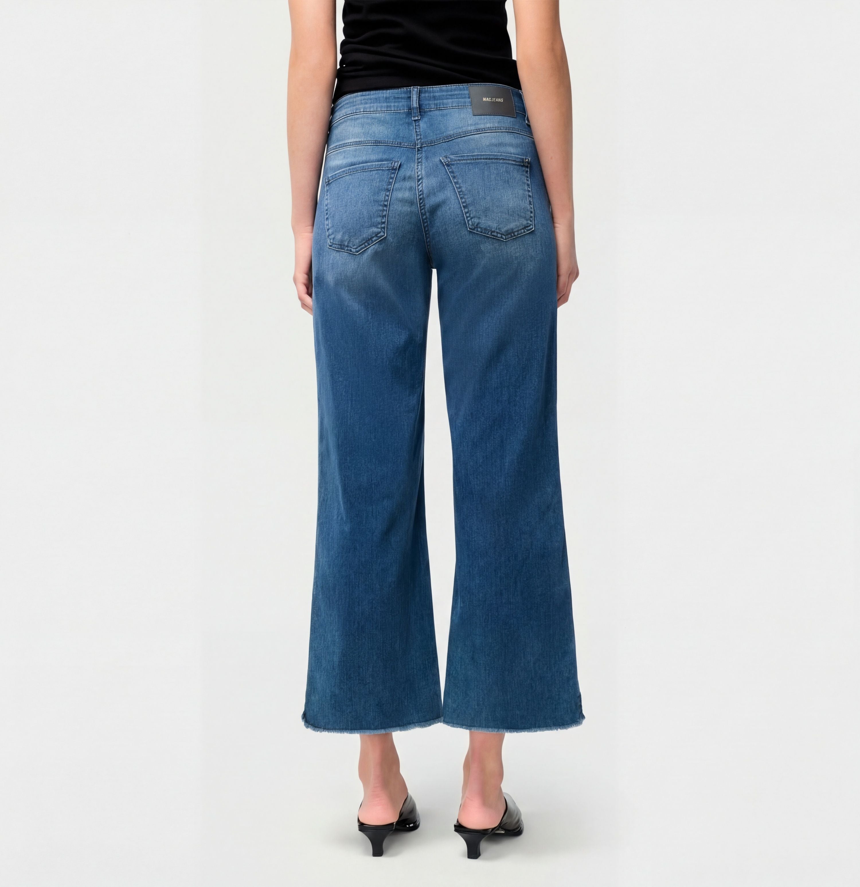 Cropped, wide shape jeans with modal. | DREAM WIDE cropped | storm blue authentic wash | Back view of model