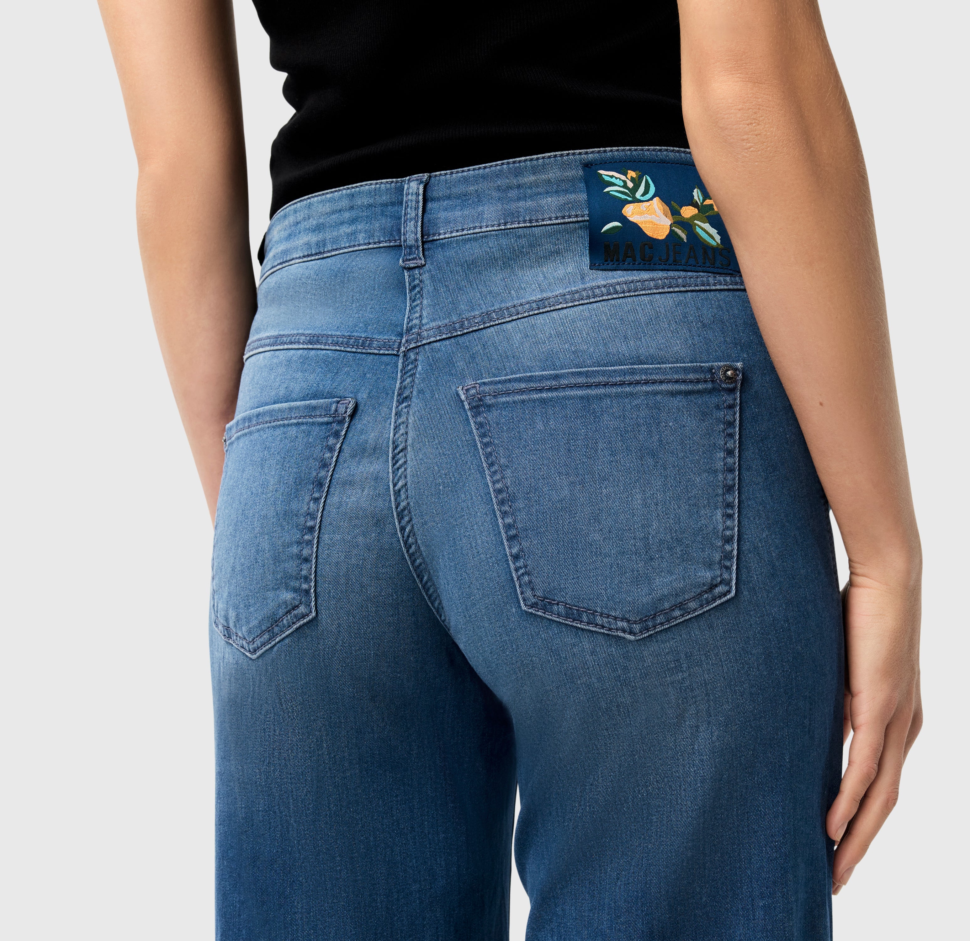 Cropped, wide shape jeans with modal. | DREAM WIDE cropped | storm blue authentic wash | Detailed view 3 of model