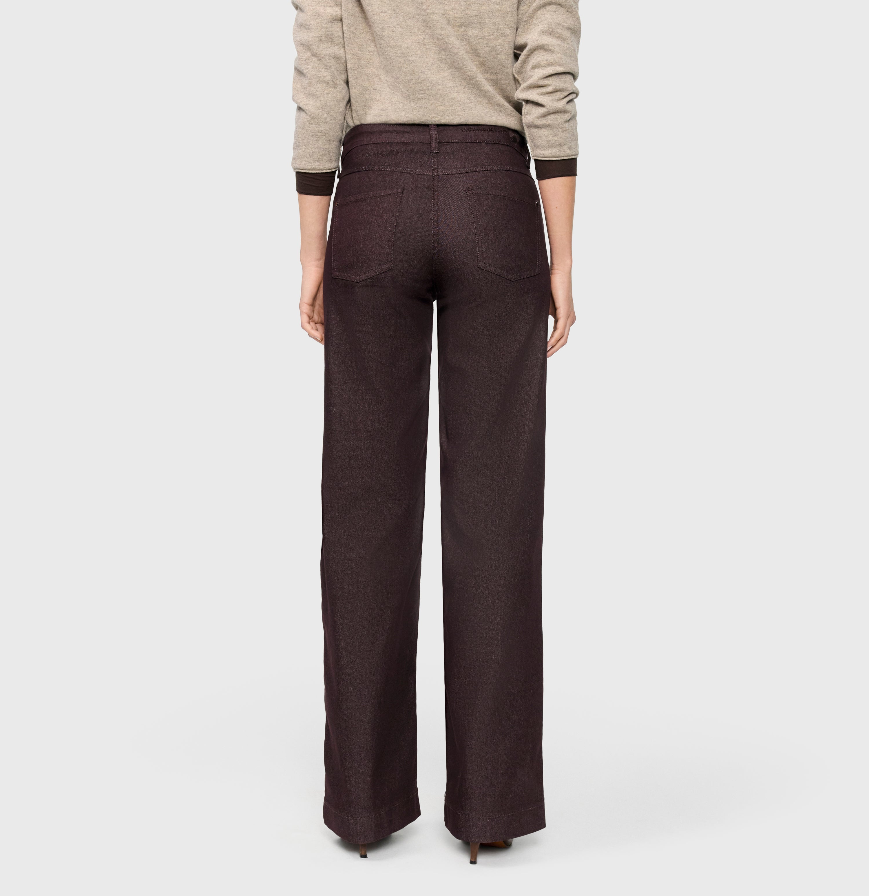 Wide fit made from hyper stretch colour denim. | DREAM WIDE authentic | brown rinsed | Back view of model