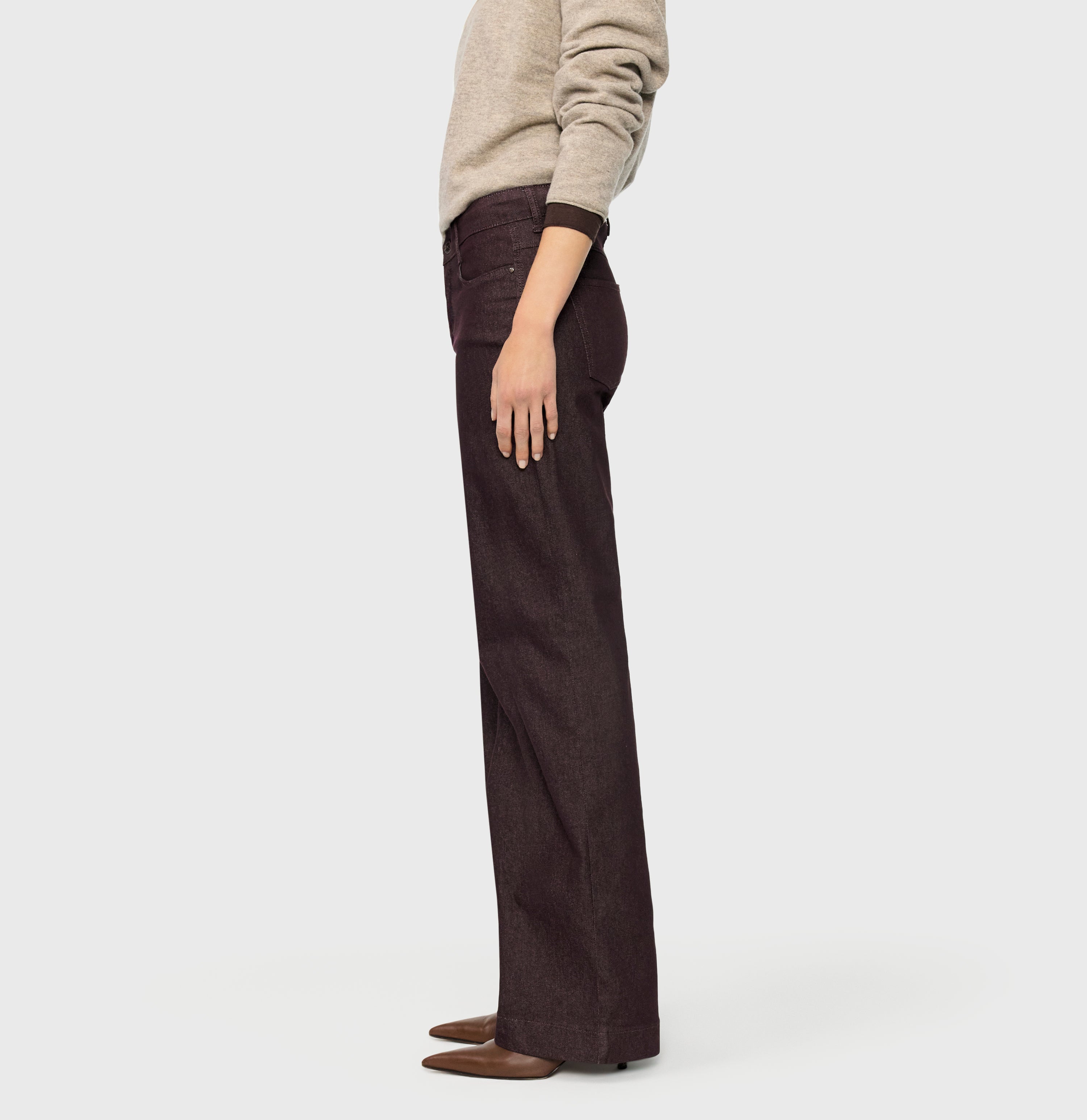 Wide fit made from hyper stretch colour denim. | DREAM WIDE authentic | brown rinsed | Side view of model