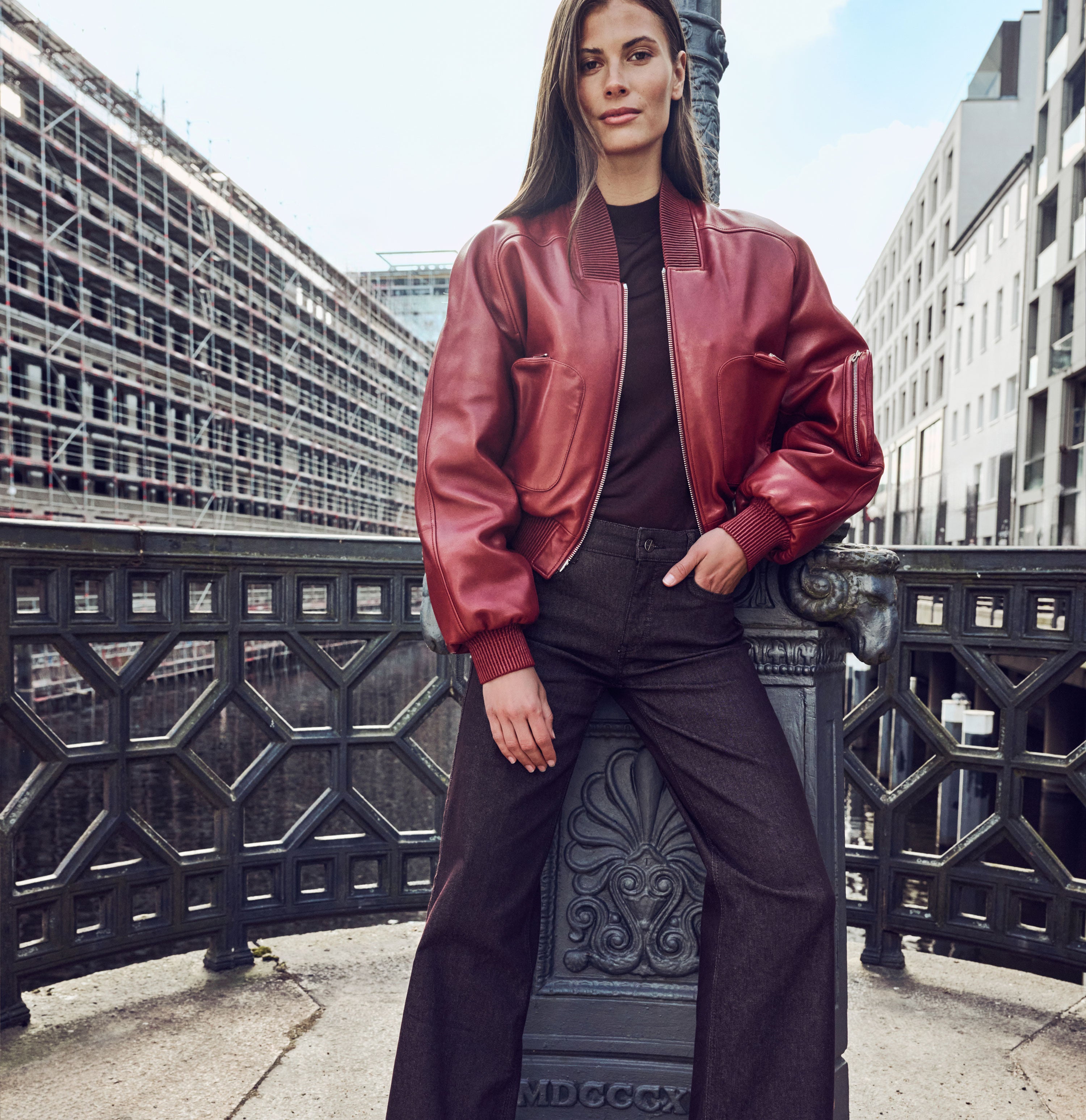 Wide fit made from hyper stretch colour denim. | DREAM WIDE authentic | brown rinsed | Campaign image 3