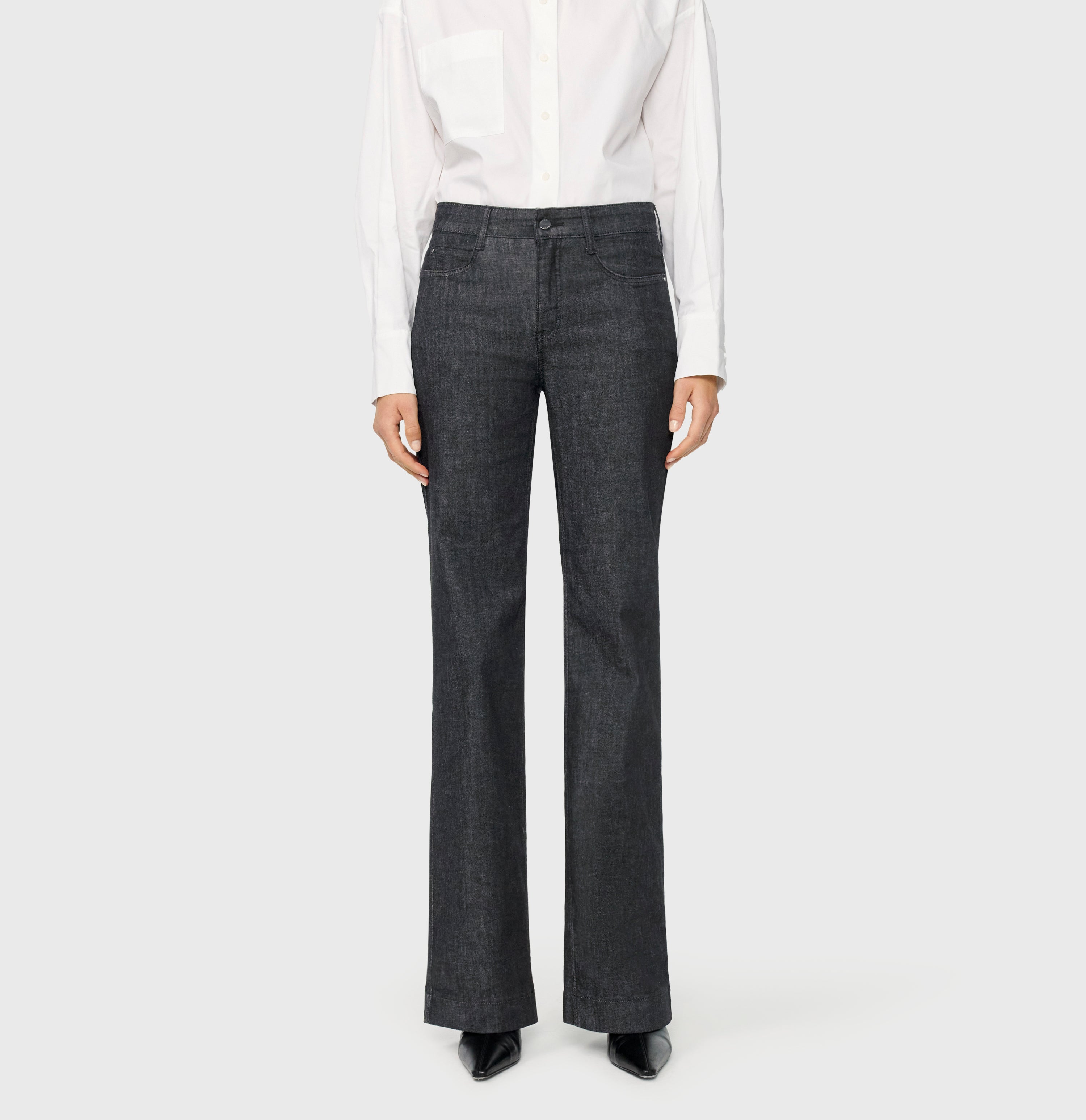 Wide jeans with shaping effect. | DREAM WIDE authentic | fashion rinsed | Front view of model
