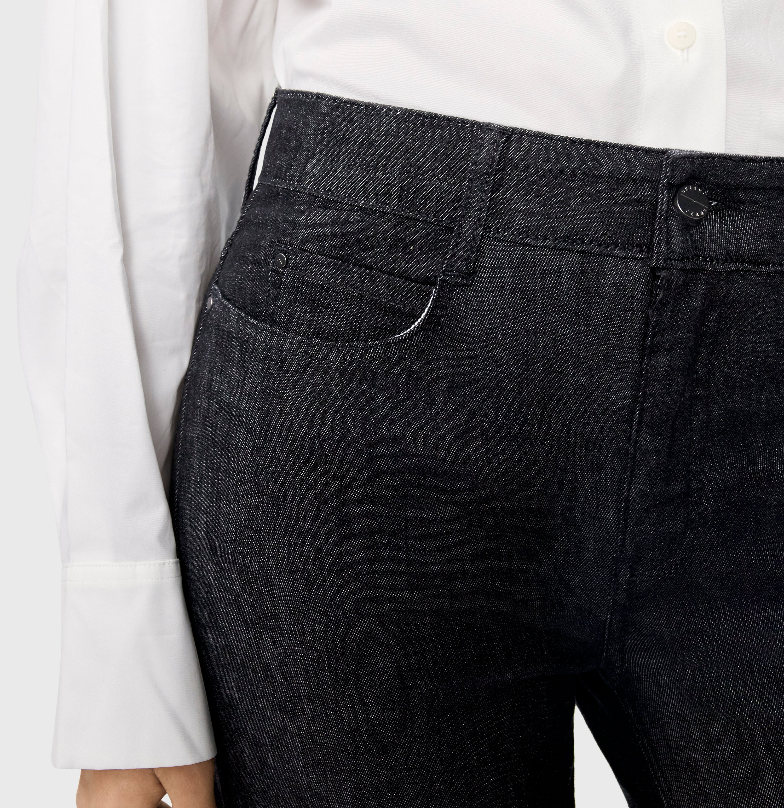 Wide jeans with shaping effect. | DREAM WIDE authentic | fashion rinsed | Detailed view 2 of model