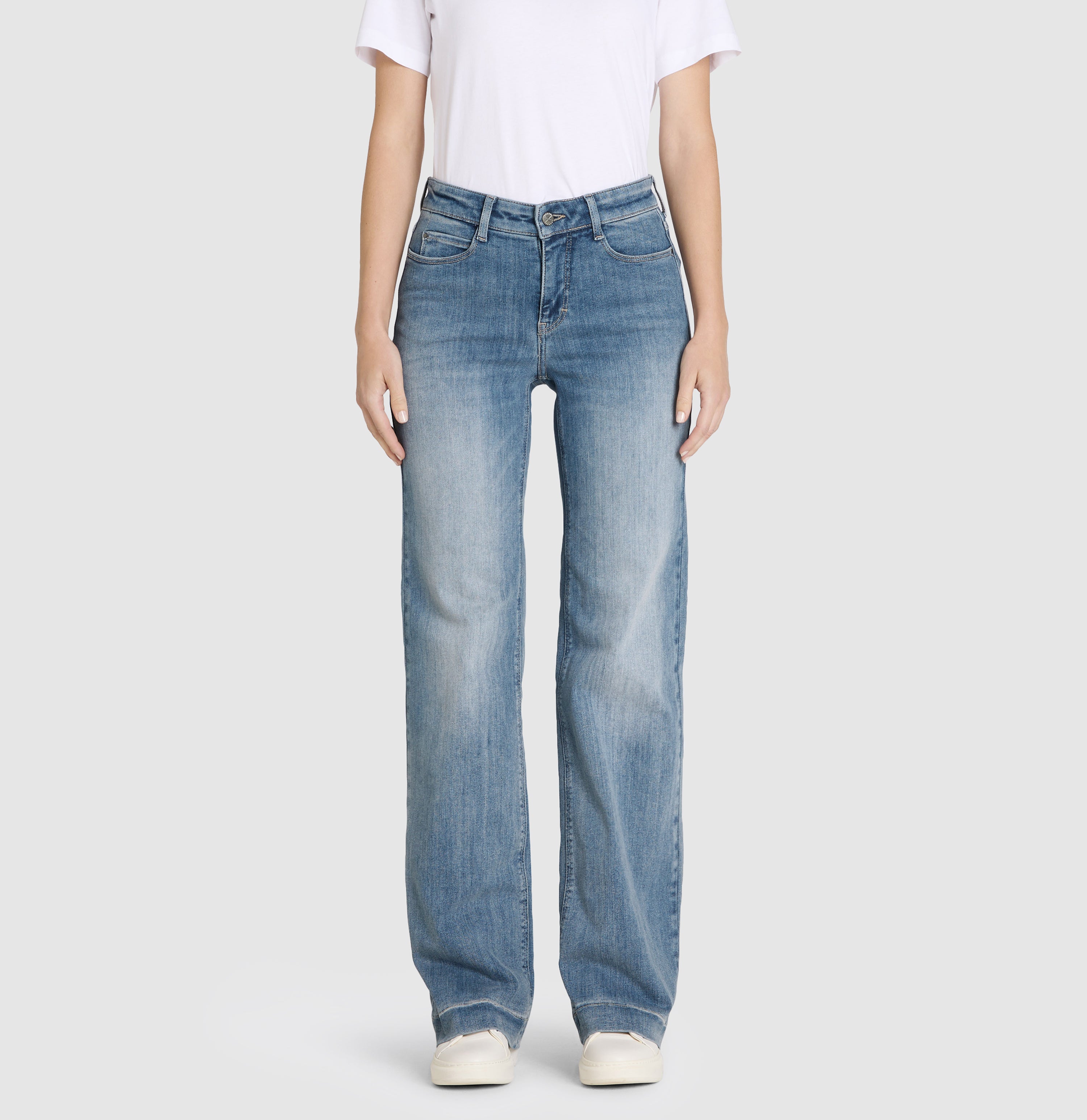 Wide fit made from hyper stretch denim. | DREAM WIDE authentic | authentic sky blue wash | Front view of model