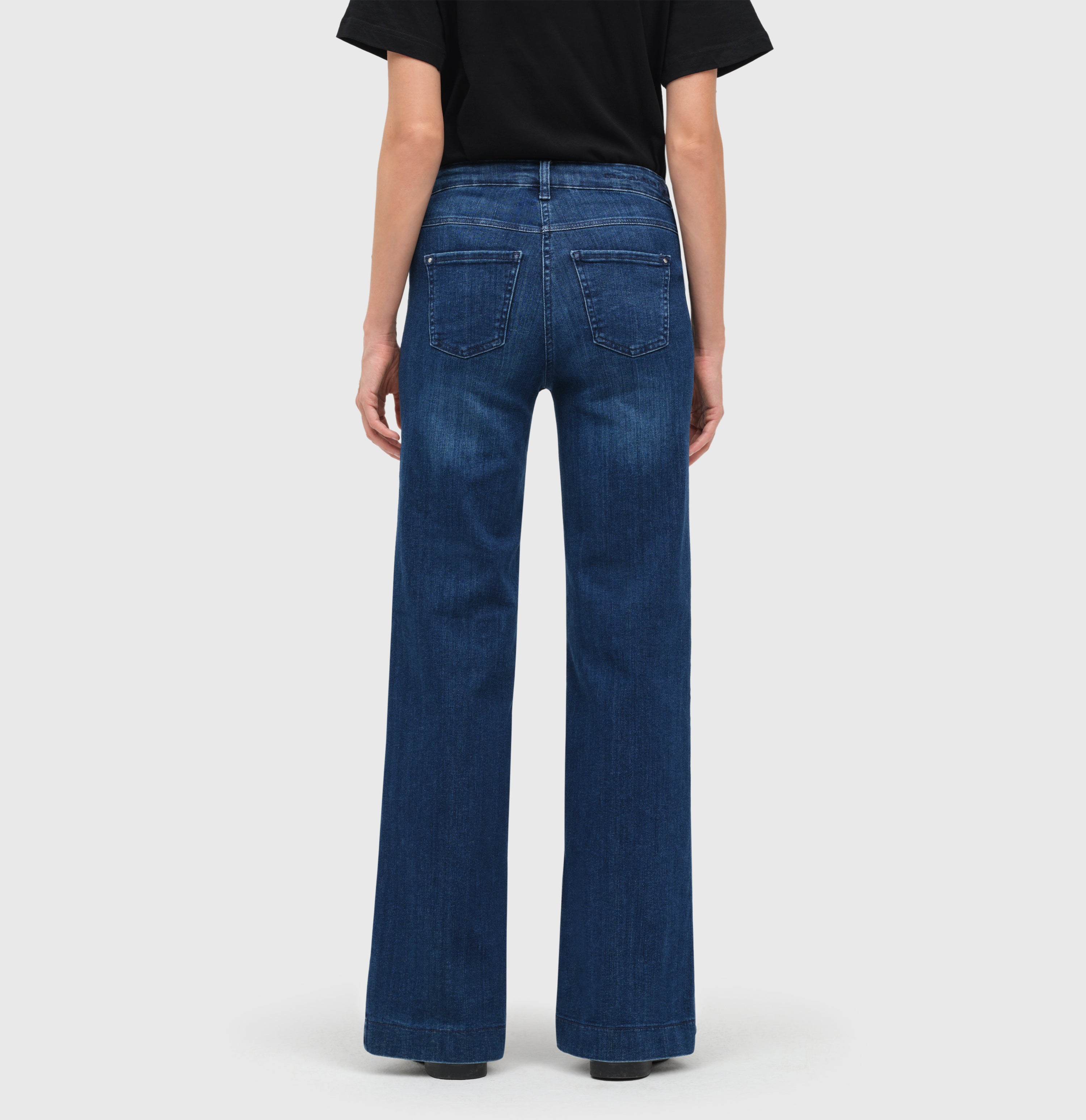 Wide shaping jeans with an authentic look. | S-NAME | S-FBBZ | Back view of model