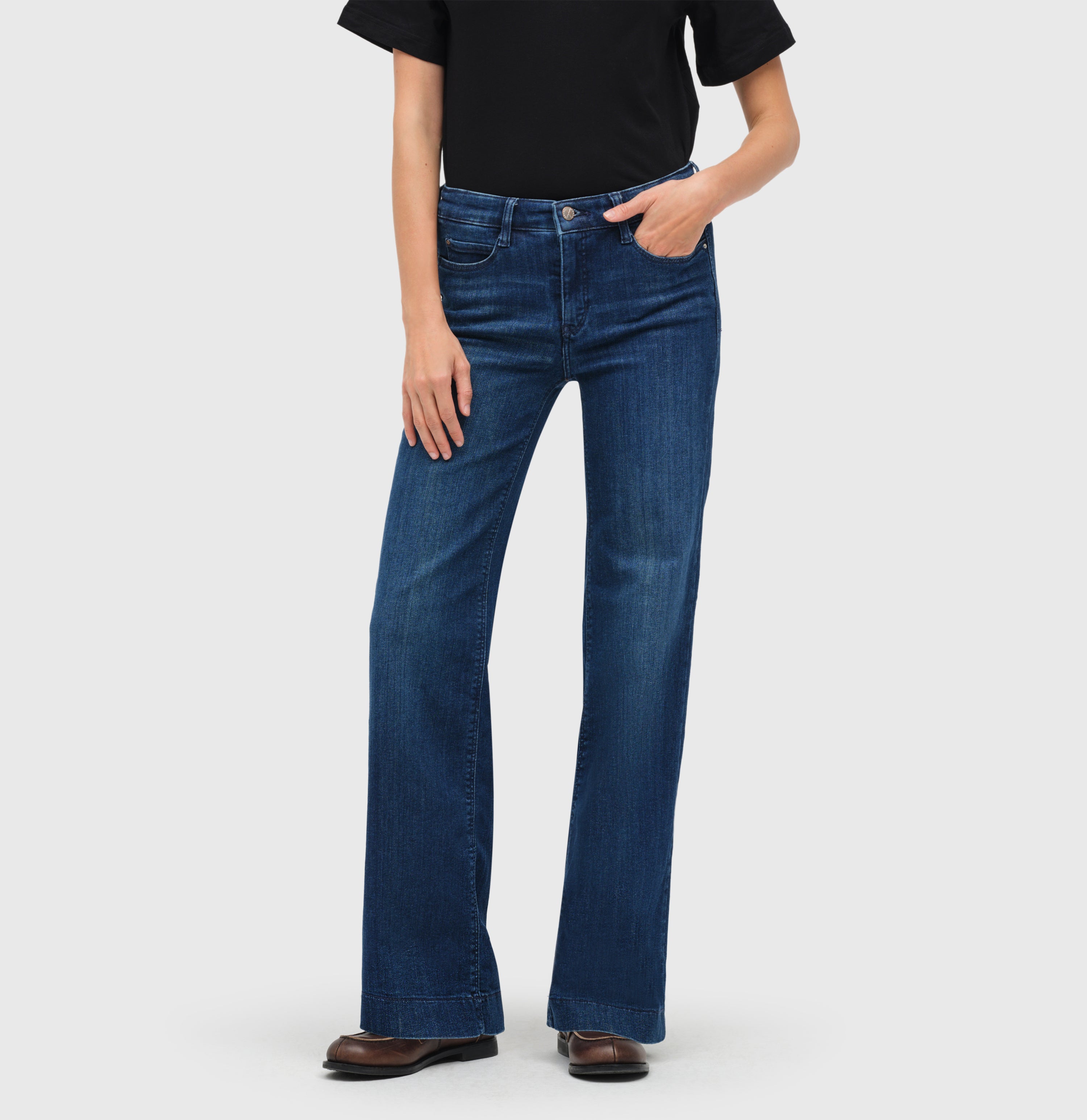 Wide shaping jeans with an authentic look. | S-NAME | S-FBBZ | Side view of model