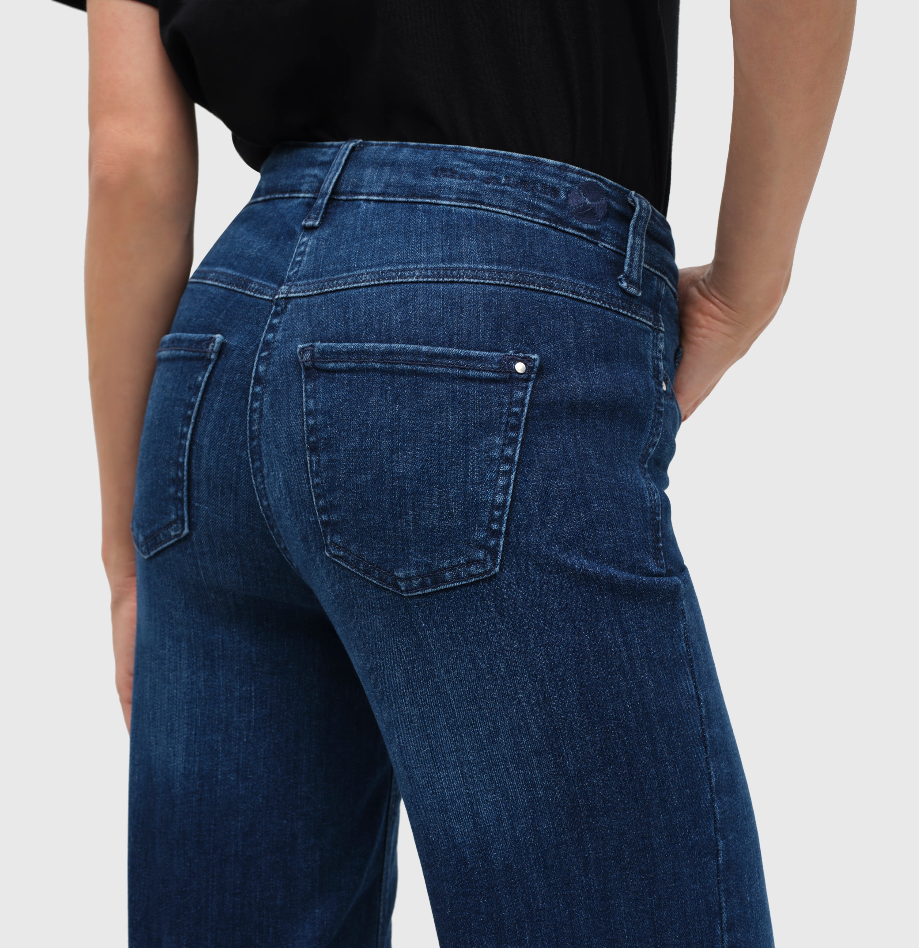 Wide shaping jeans with an authentic look. | S-NAME | S-FBBZ | Detailed view 2 of model