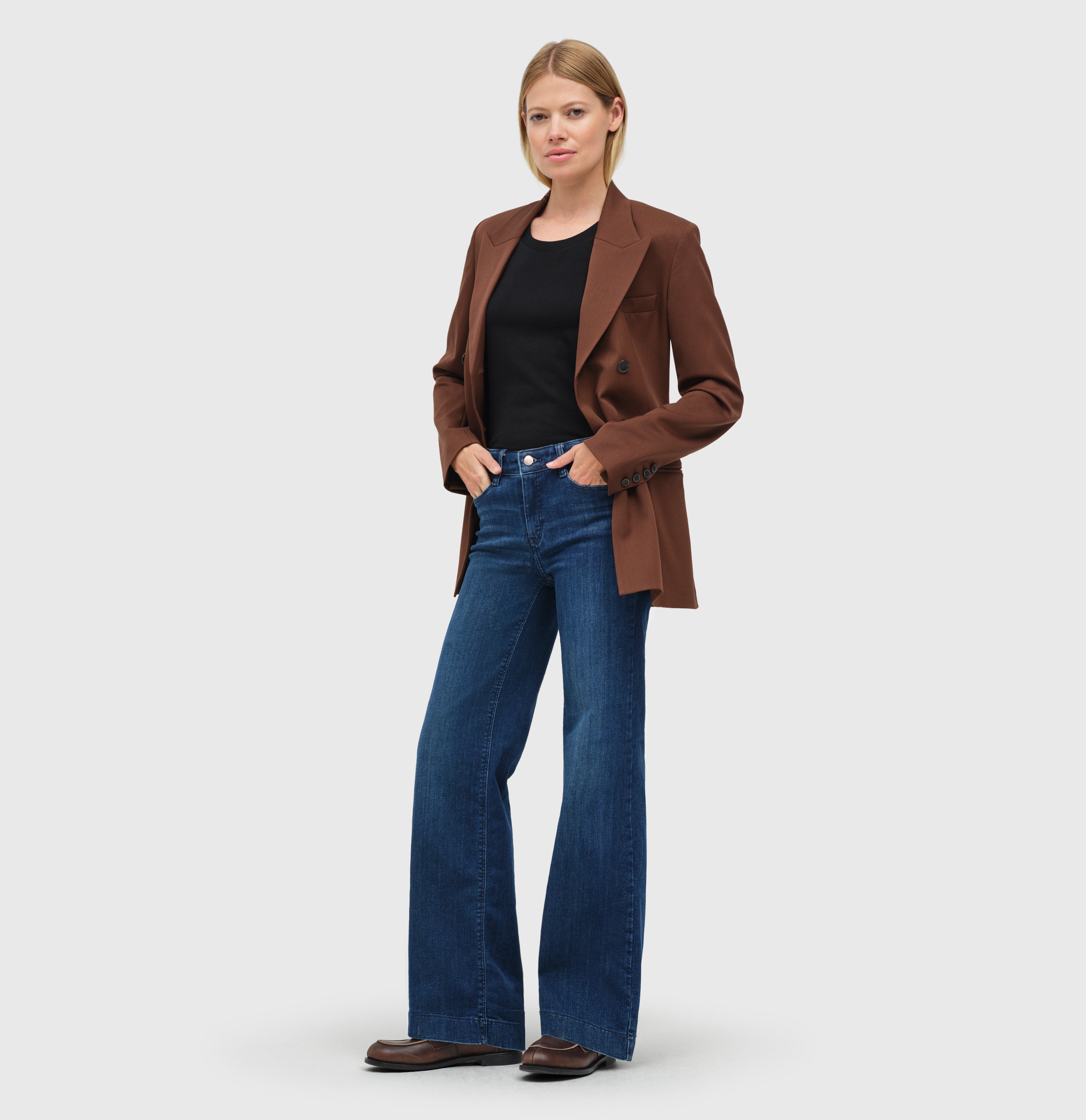 Wide shaping jeans with an authentic look. | DREAM WIDE authentic | cobalt authentic wash | Full-body of model