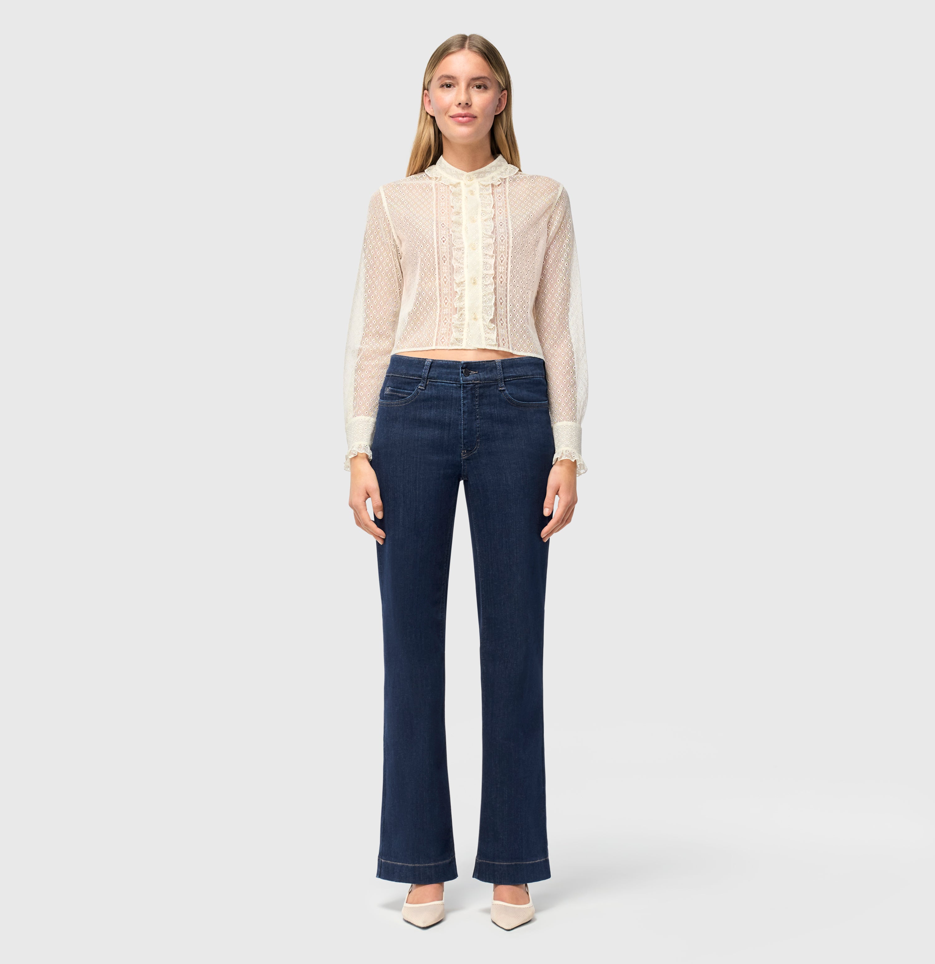 Wide shaping jeans with an authentic look. | S-NAME | S-FBBZ | Full-body of model