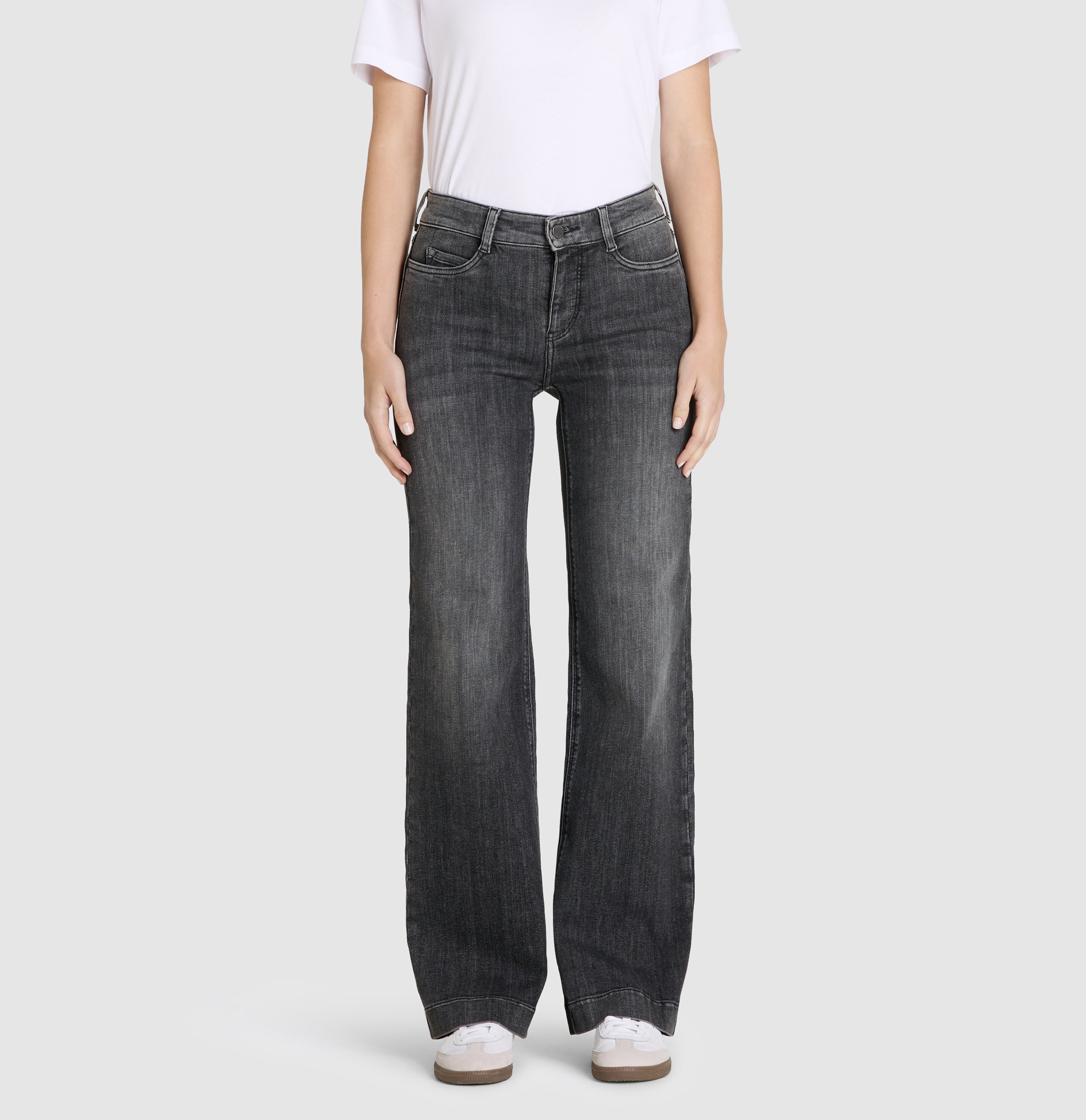 Wide shaping jeans with an authentic look. | S-NAME | S-FBBZ | Front view of model