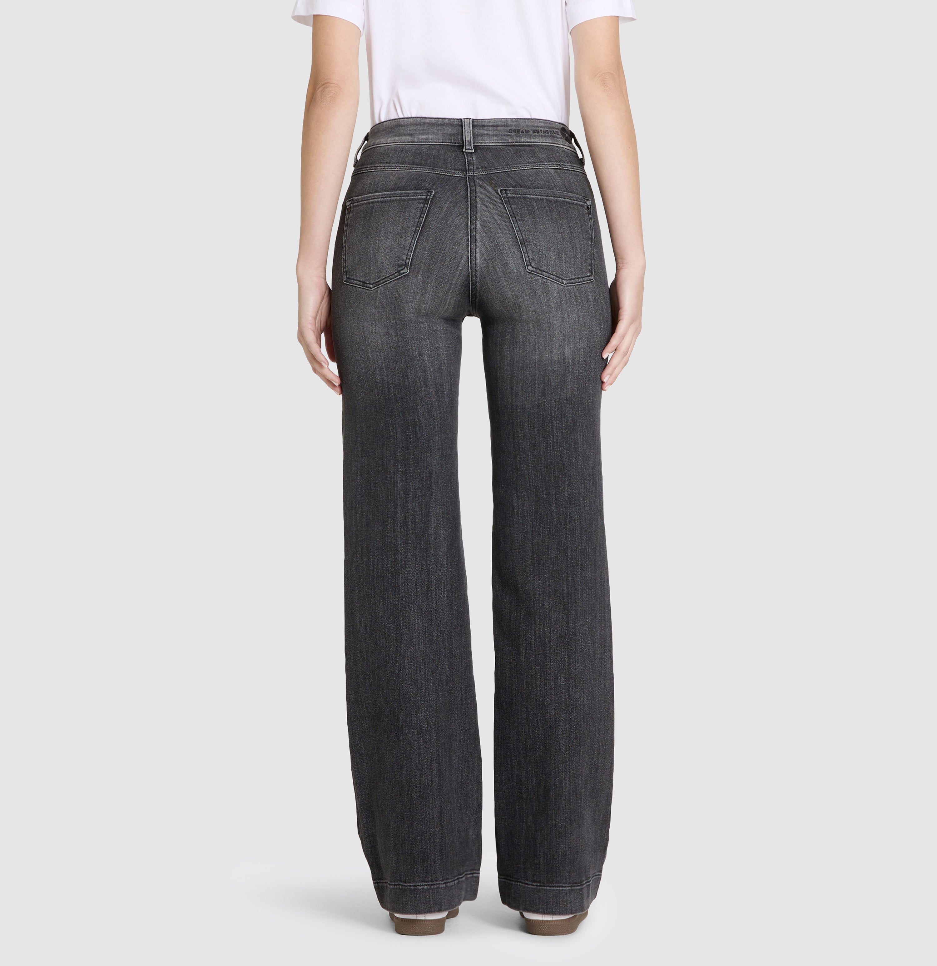 Wide shaping jeans with an authentic look. | S-NAME | S-FBBZ | Back view of model