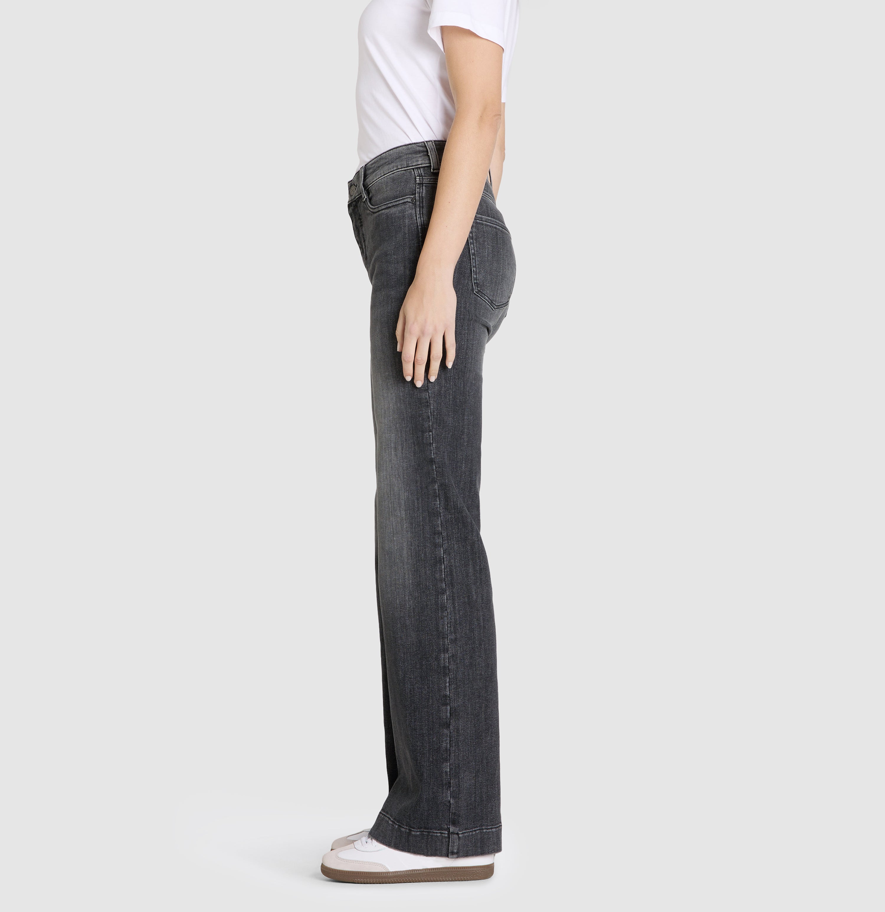 Wide shaping jeans with an authentic look. | S-NAME | S-FBBZ | Side view of model