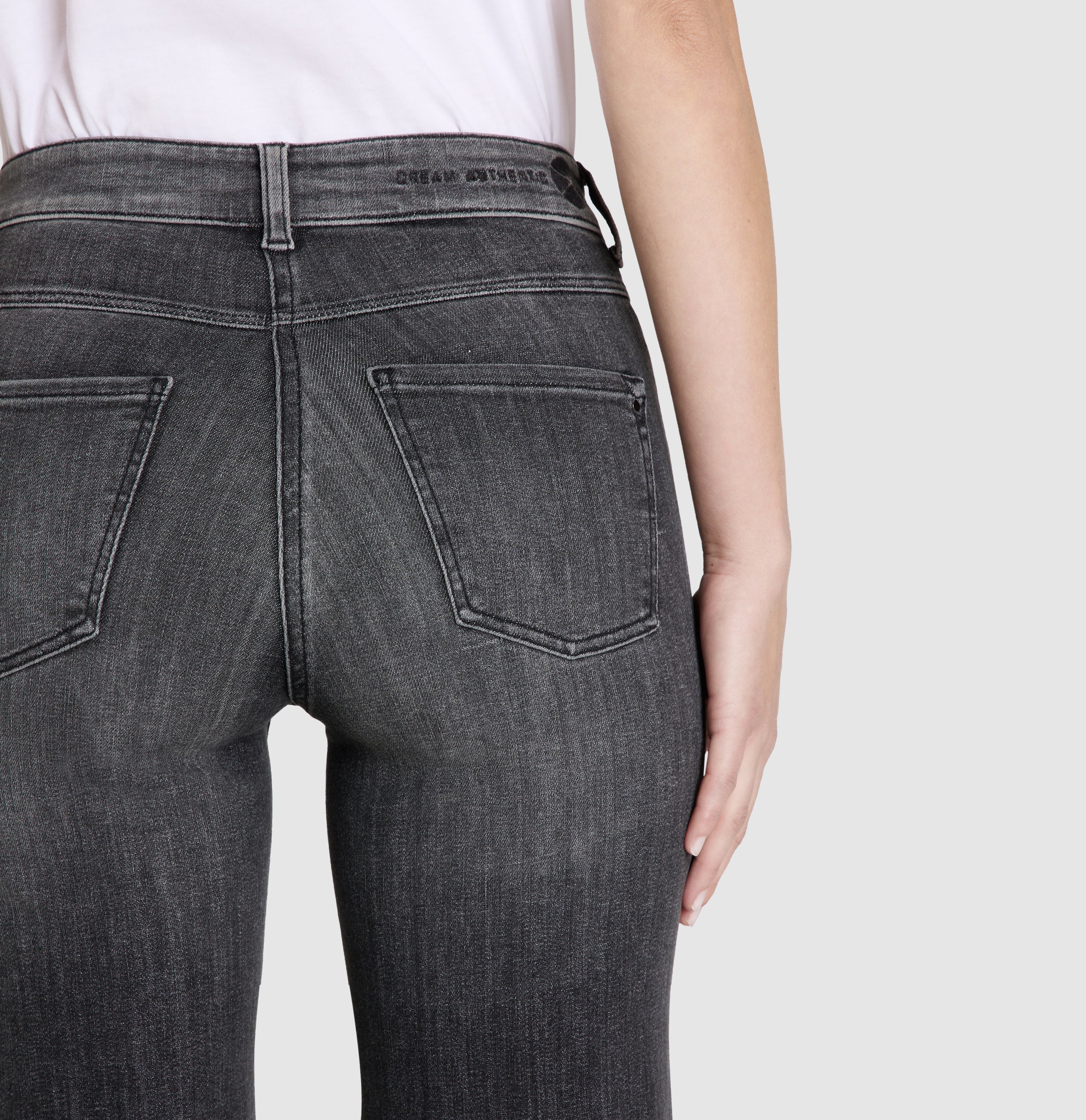 Wide shaping jeans with an authentic look. | S-NAME | S-FBBZ | Detailed view 2 of model