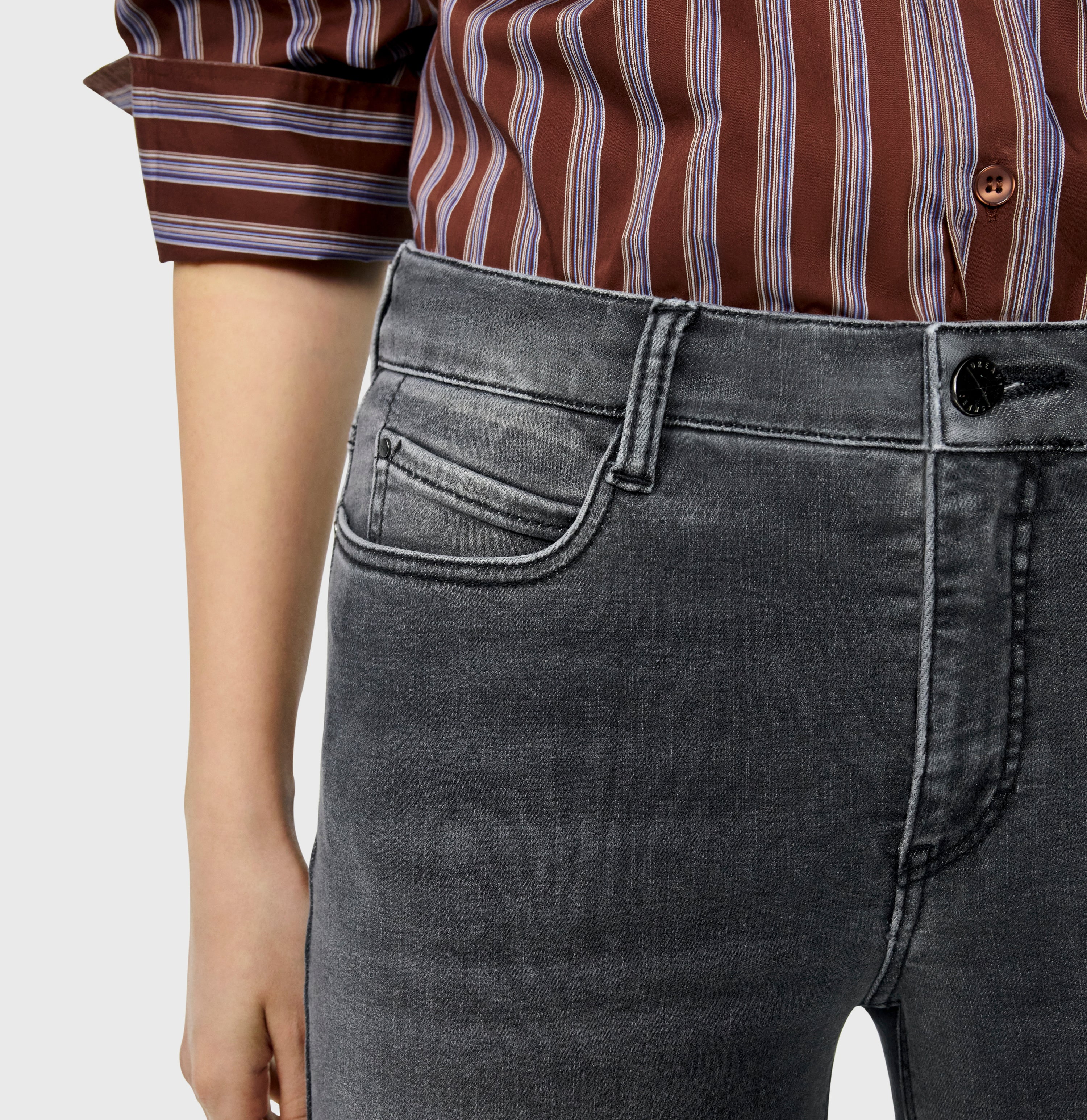 Shaping jeans in a wide cut. | DREAM WIDE authentic | soft grey authentic used | Detailed view 2 of model