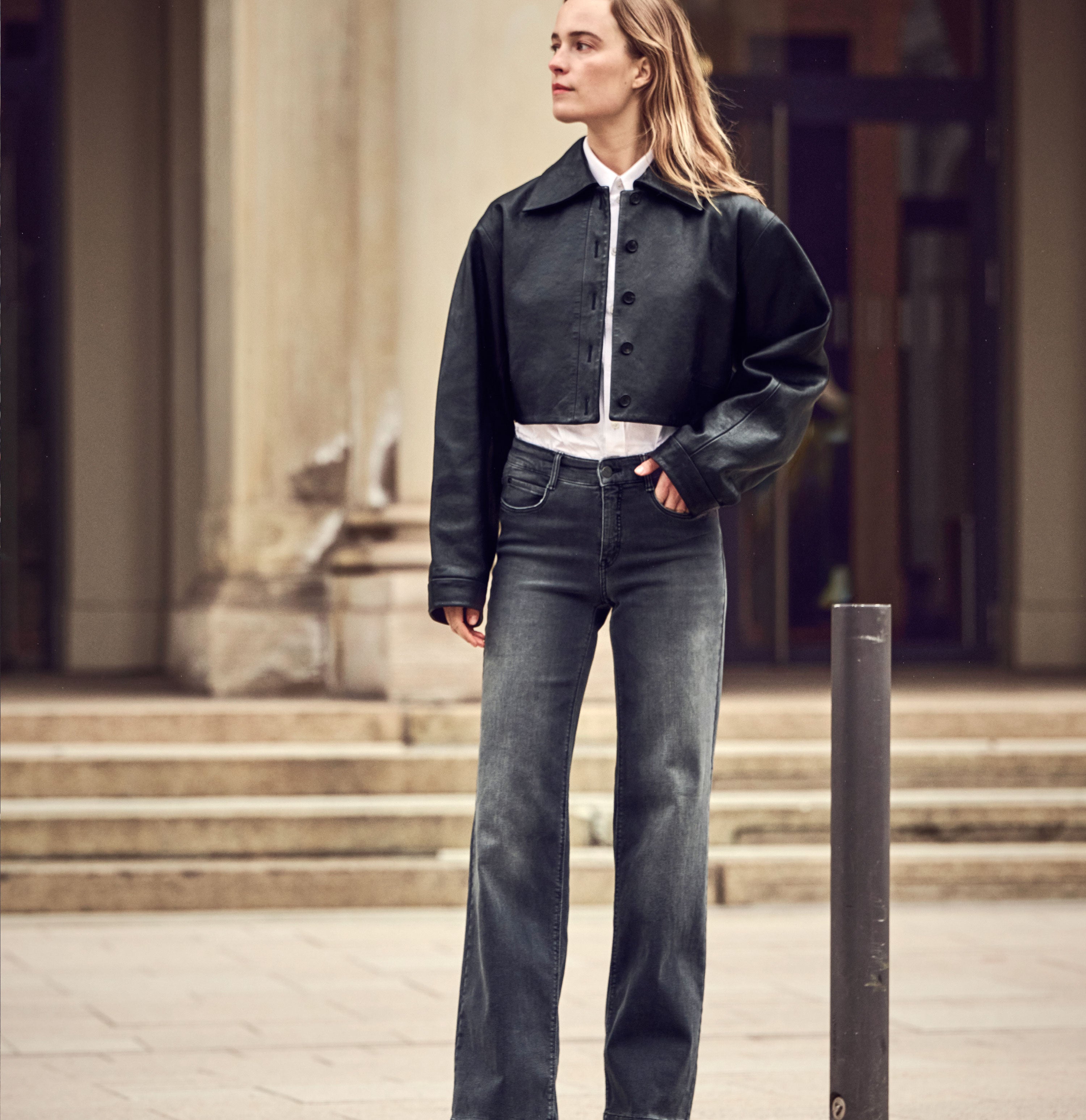 Shaping jeans in a wide cut. | DREAM WIDE authentic | soft grey authentic used | Campaign image 3