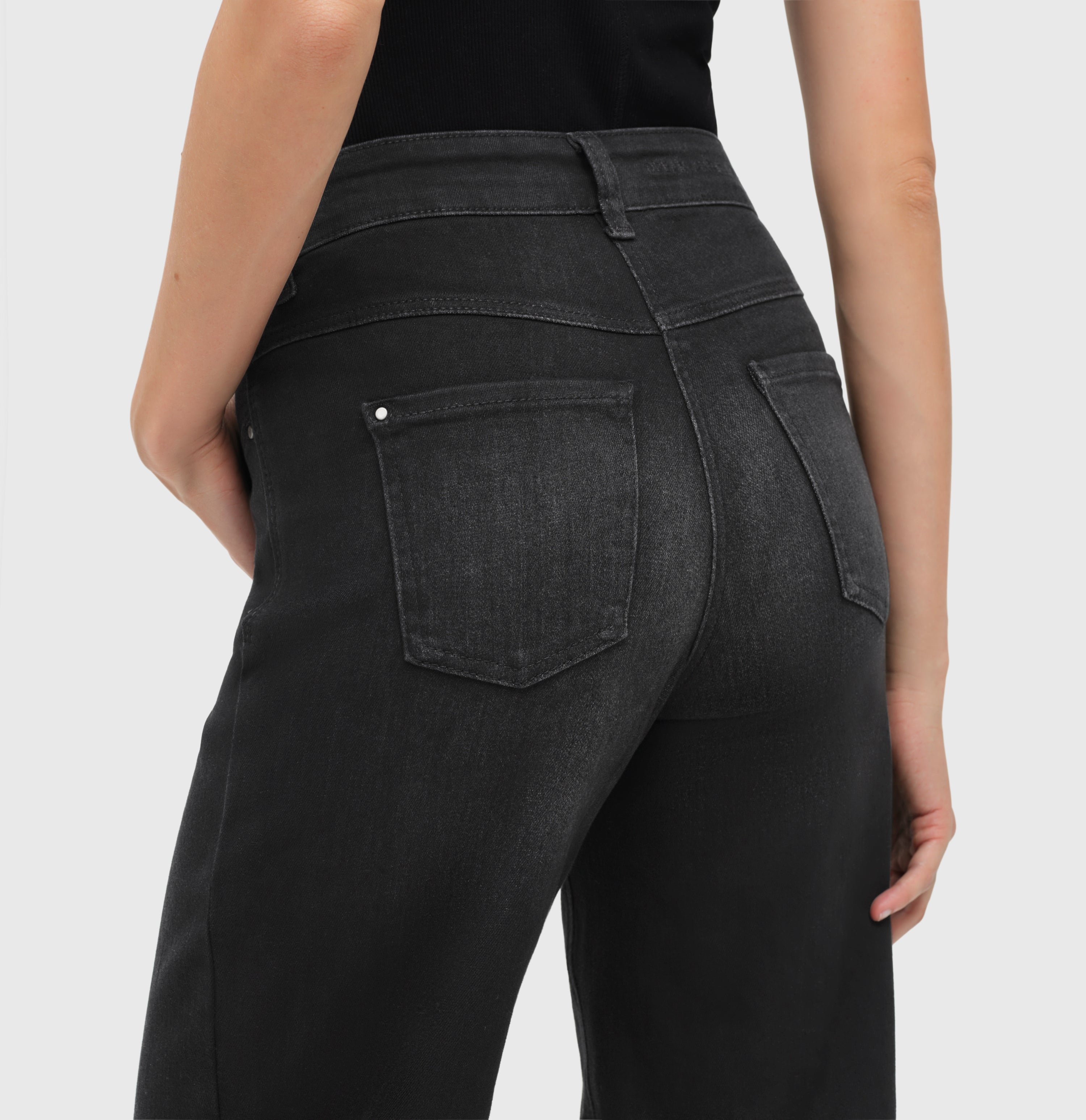 Wide shaping jeans with an authentic look. | DREAM WIDE authentic | commercial black used wash | Detailed view 3 of model