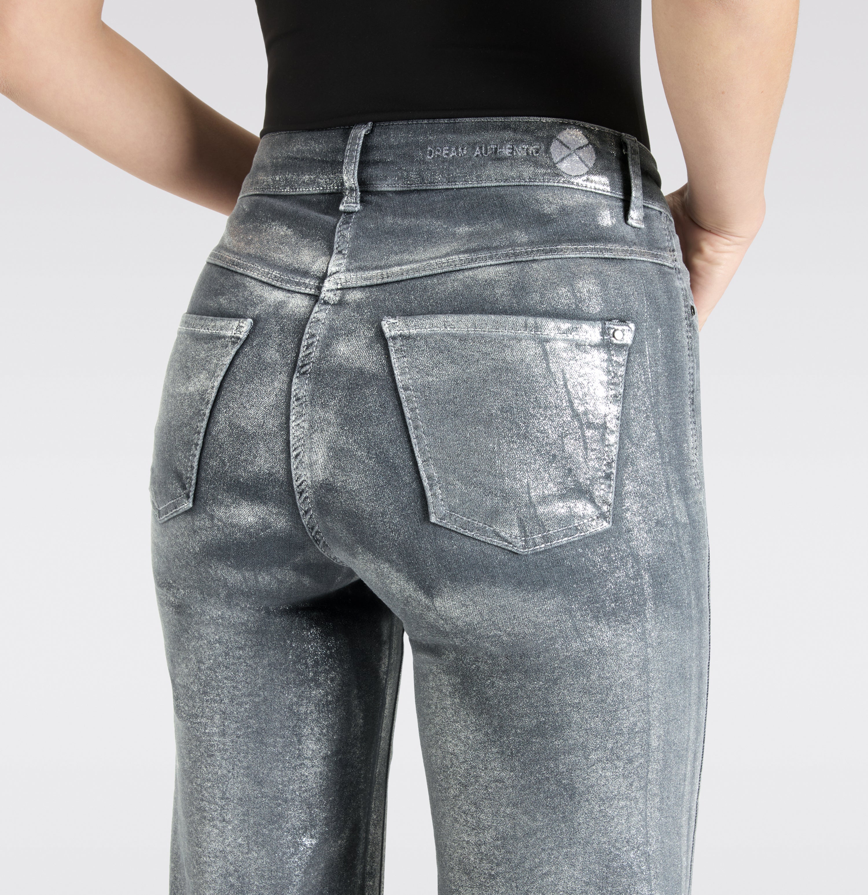 Wide shaping jeans with glam coating. | DREAM WIDE authentic | silver coated | Detailed view 3 of model