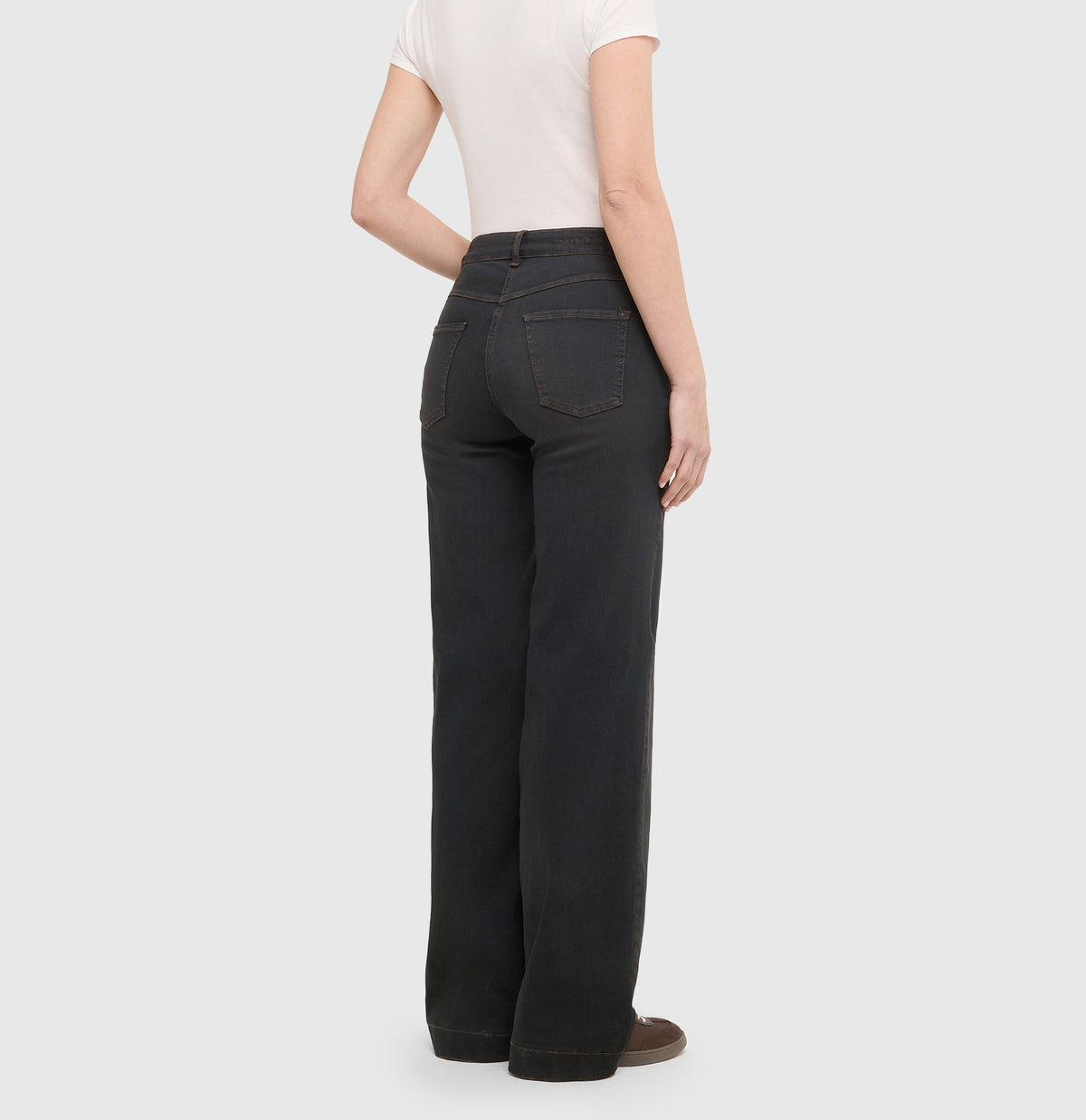  | DREAM WIDE authentic | dark tinged blue | Back view of model
