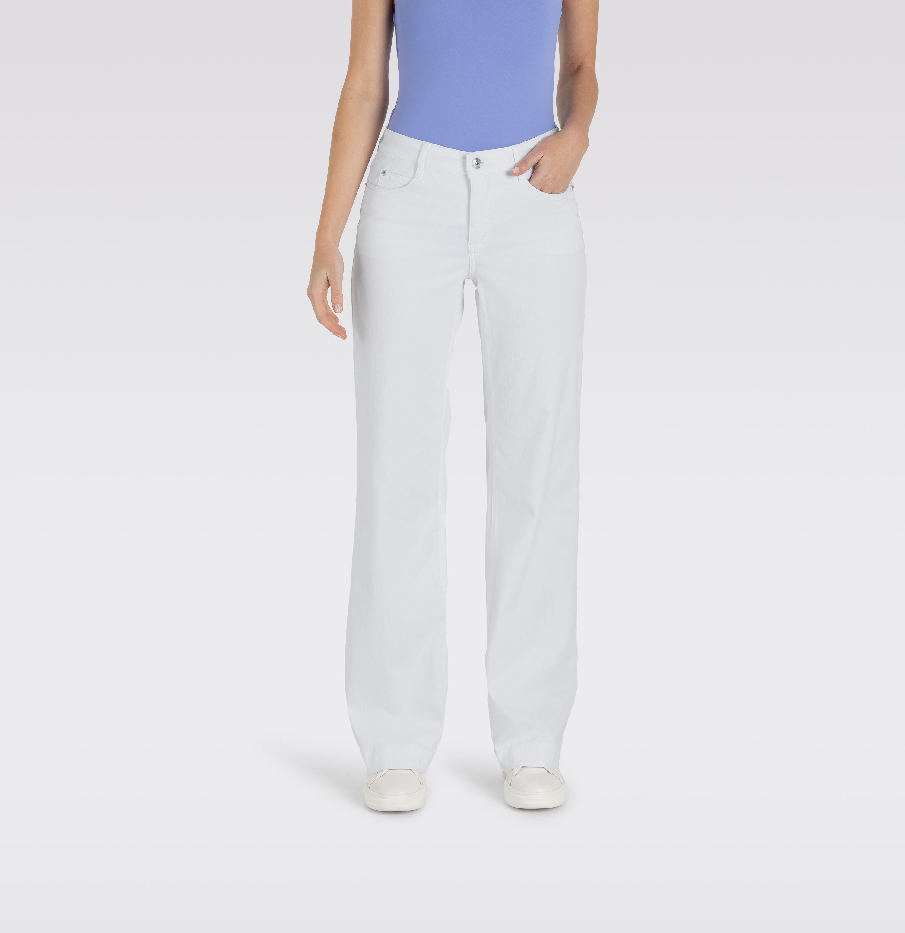 Figure-shaping wide fit jeans in a model blend. | S-NAME | S-FBBZ | Front view of model