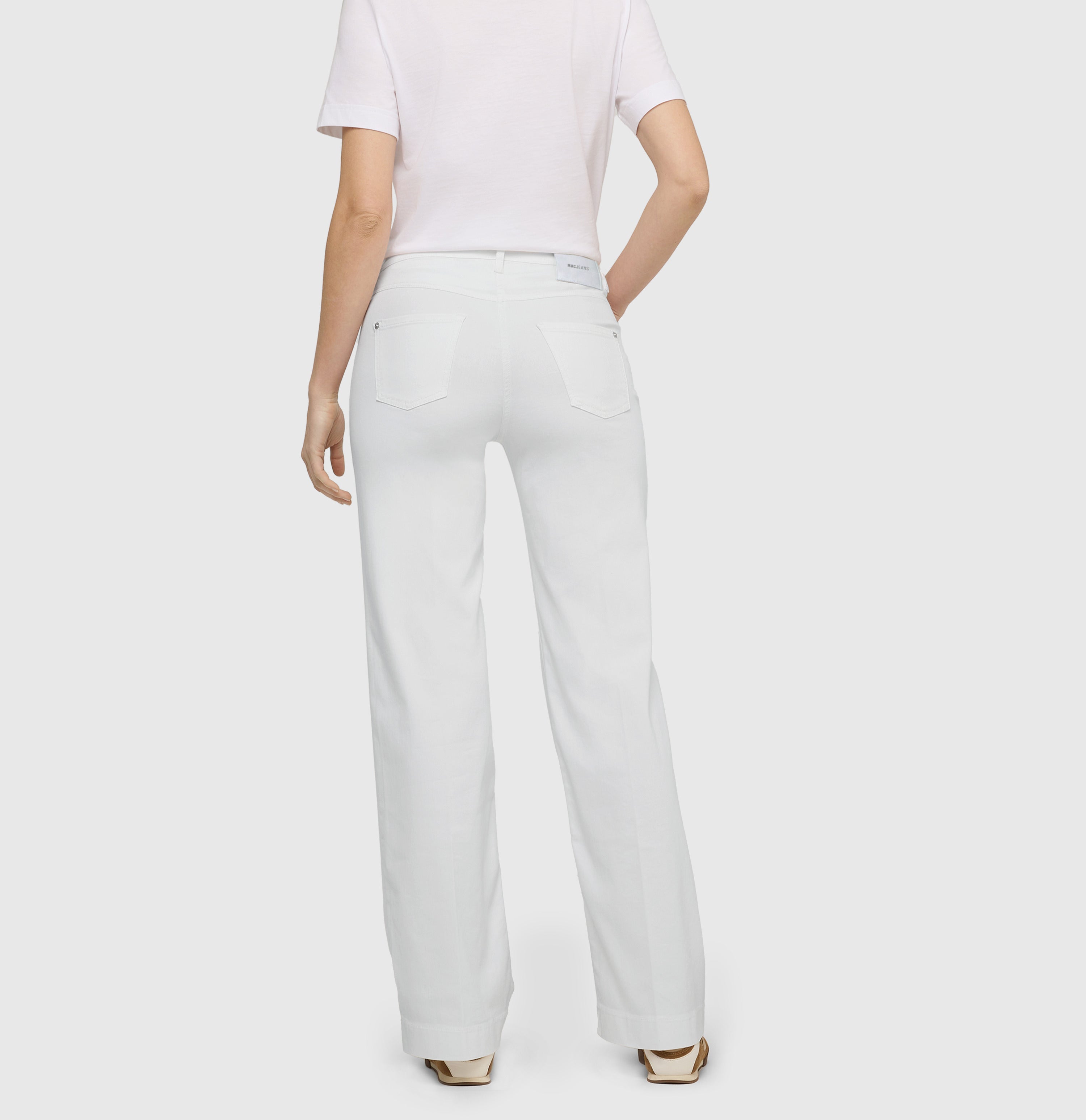 Wide, figure-shaping jeans in a modal blend. | DREAM WIDE | white denim | Back view of model