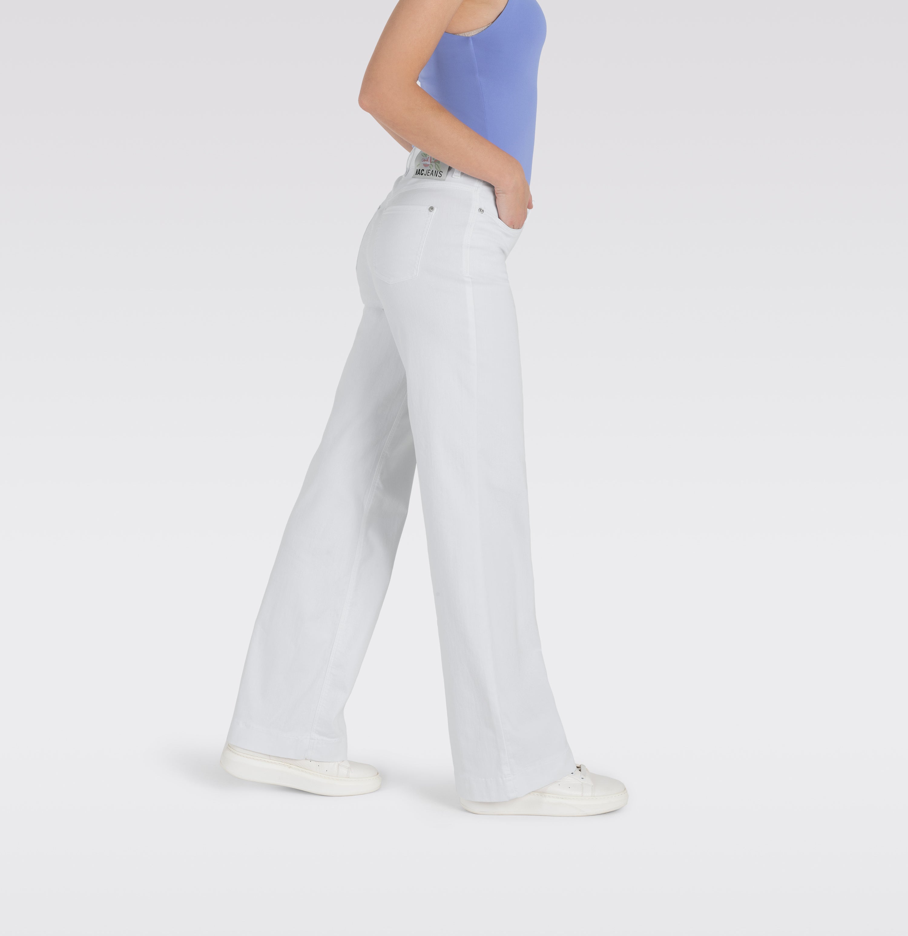 Figure-shaping wide fit jeans in a model blend. | S-NAME | S-FBBZ | Detailed view 4 of model