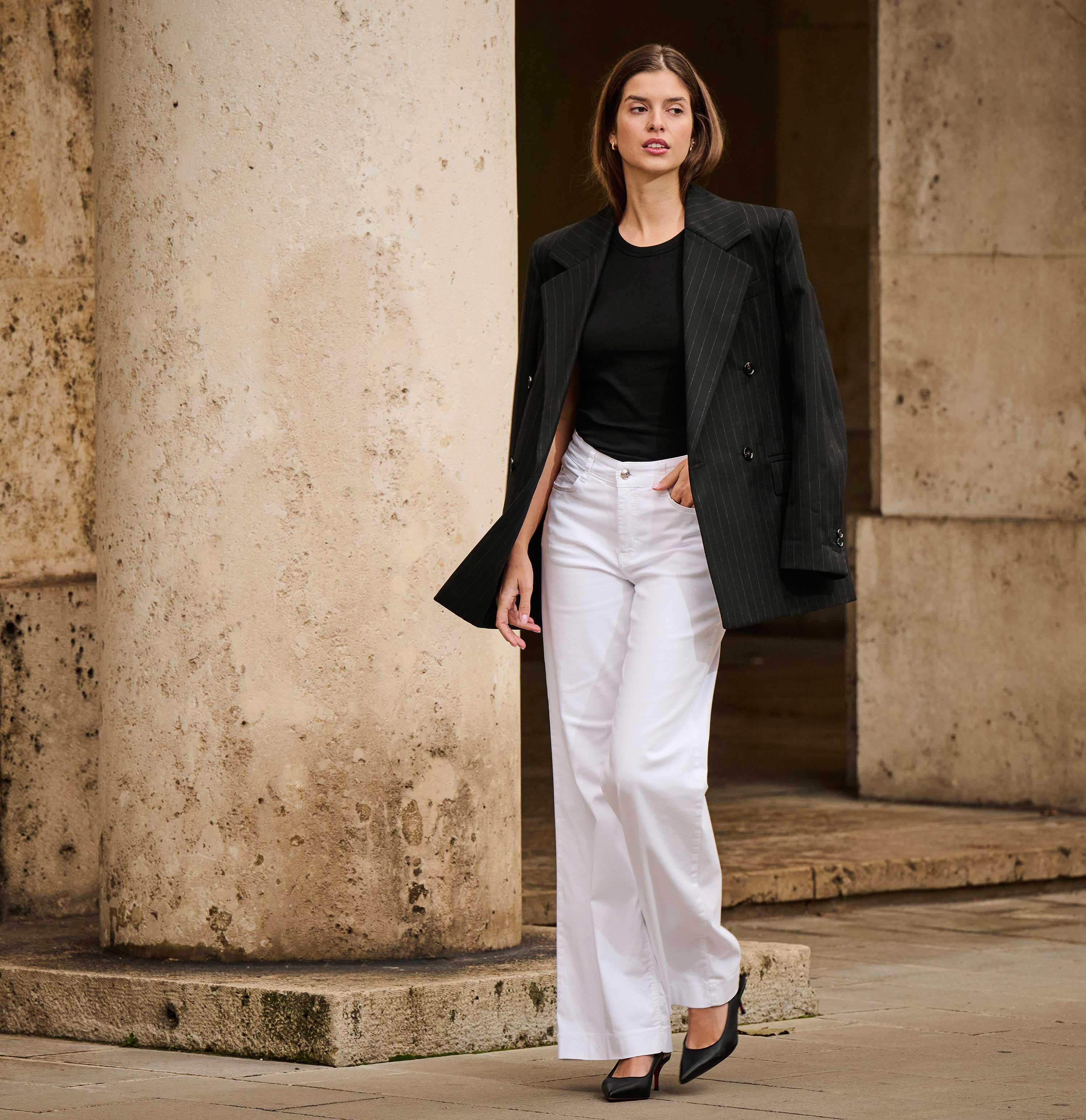 Figure-shaping wide fit jeans in a model blend. | S-NAME | S-FBBZ | Campaign image 3