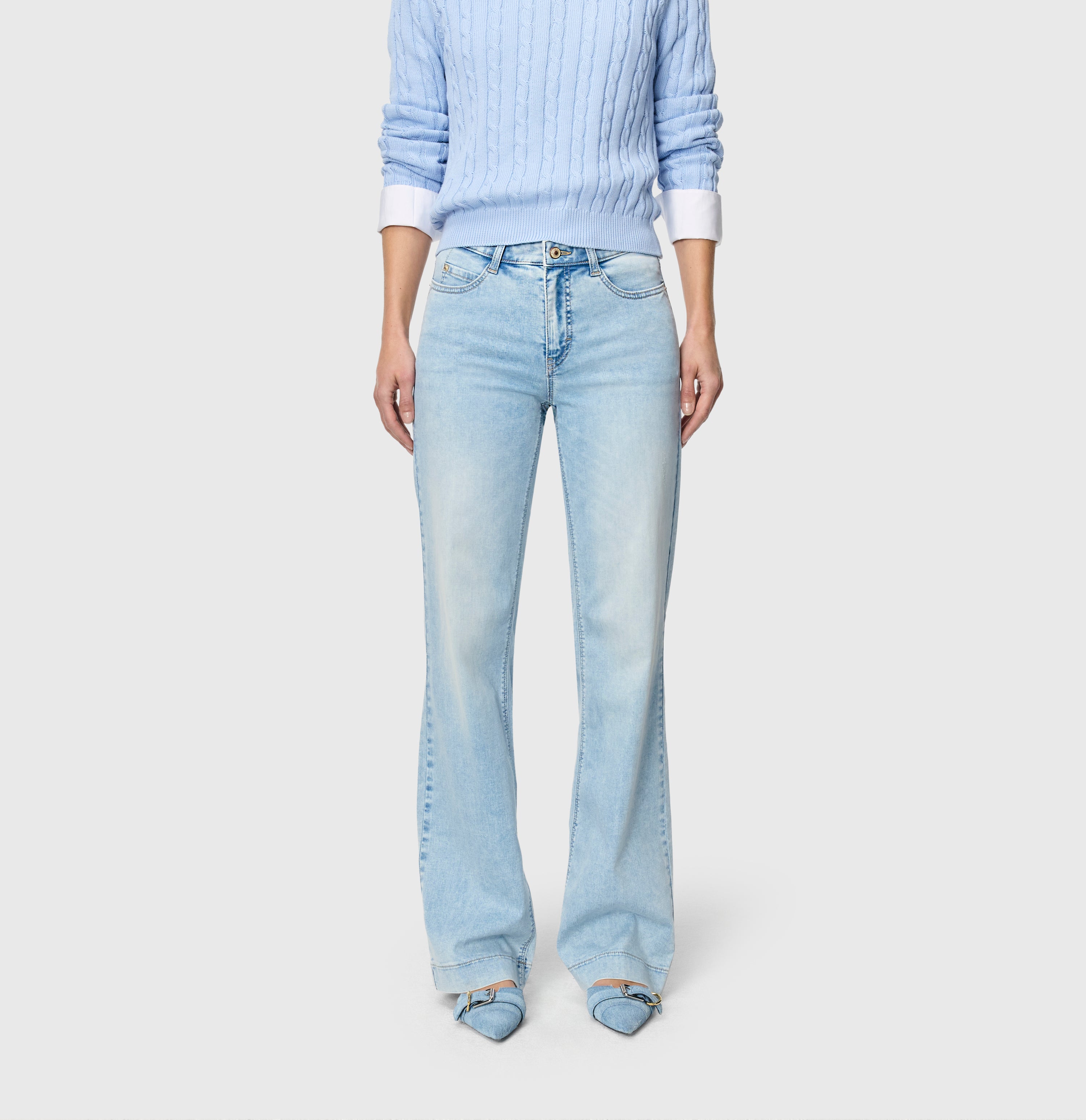 Wide, figure-shaping jeans in a modal blend. | DREAM WIDE | light azure blue | Front view of model