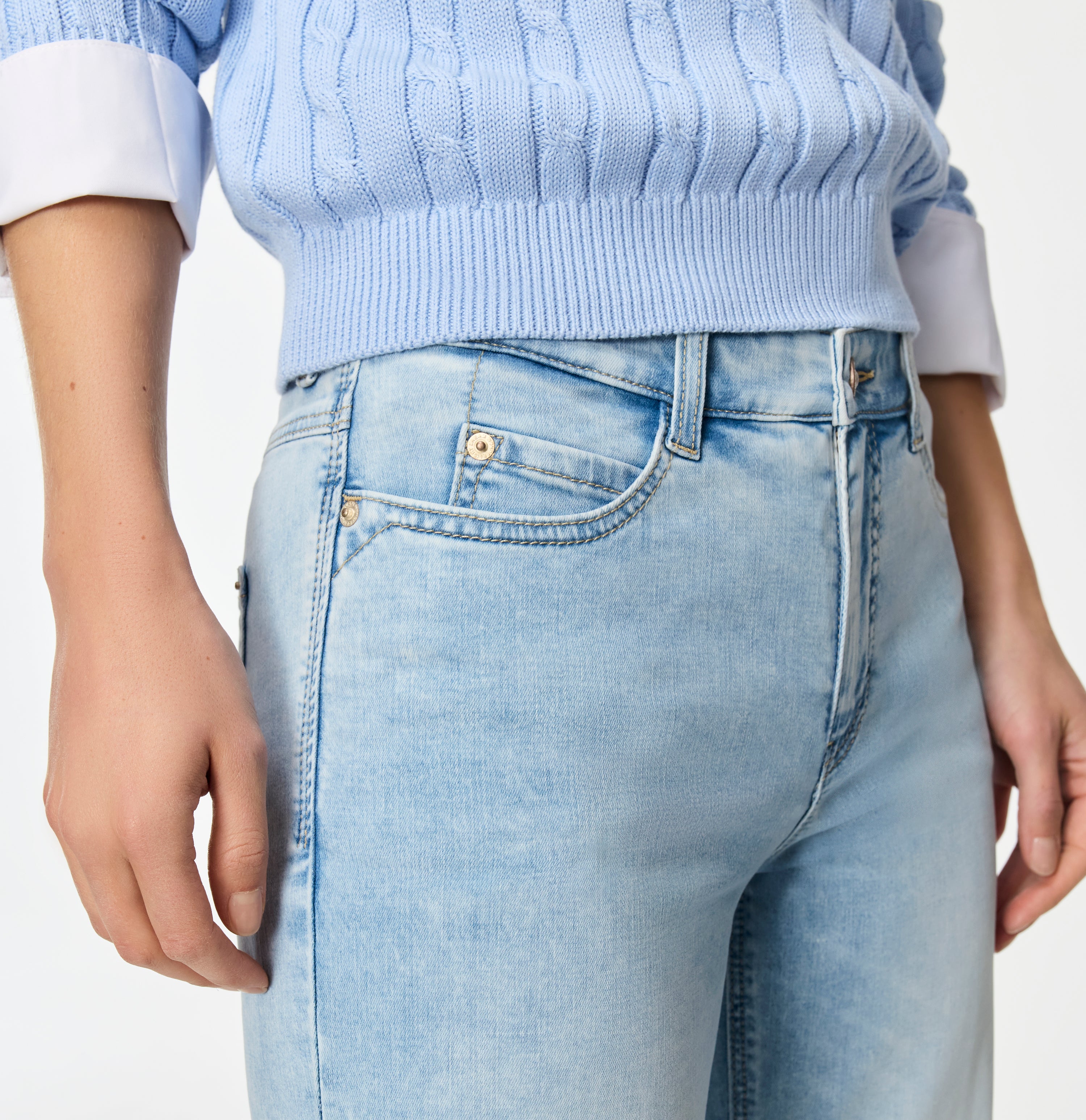 Wide, figure-shaping jeans in a modal blend. | DREAM WIDE | light azure blue | Detailed view 3 of model