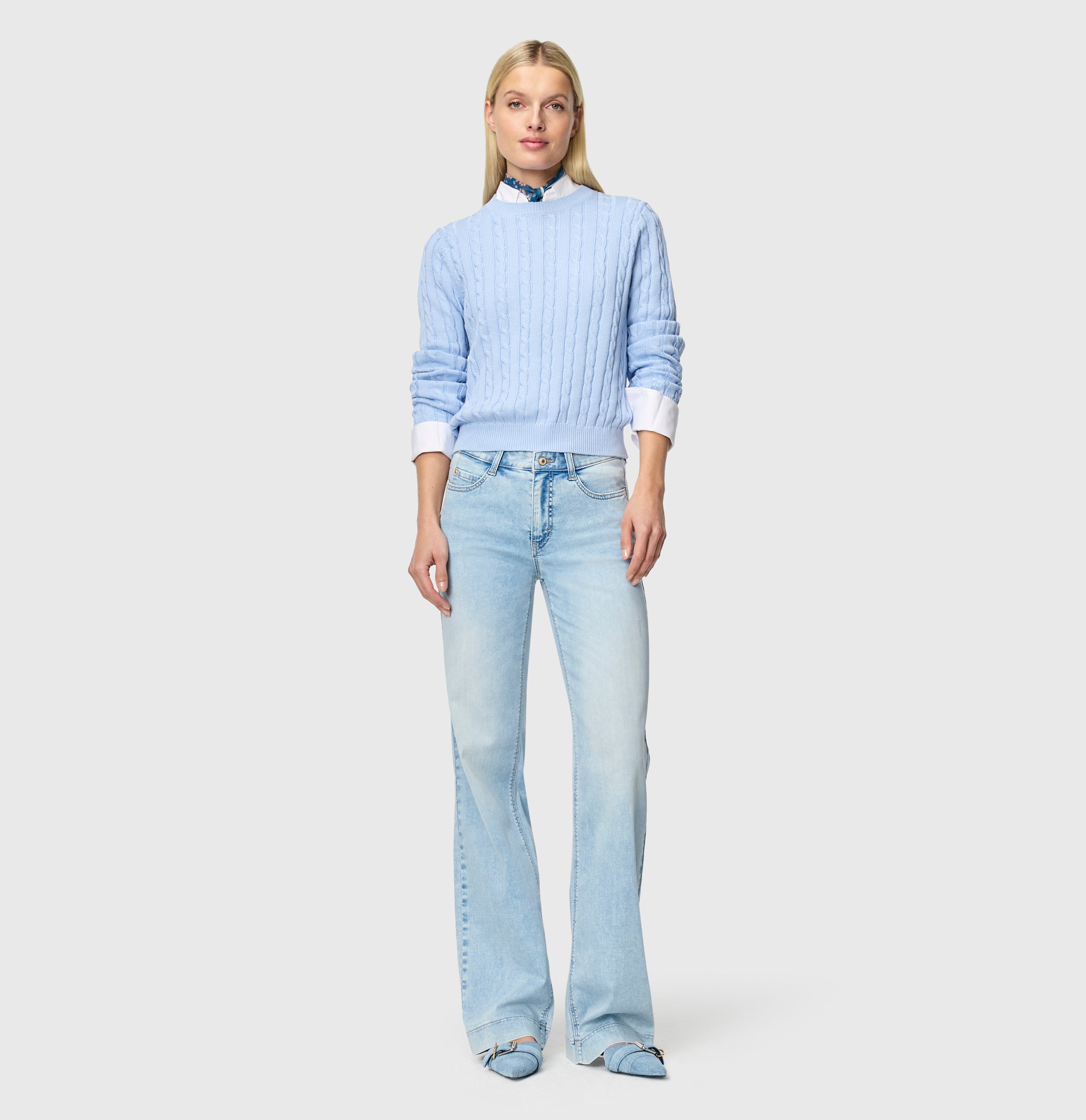 Wide, figure-shaping jeans in a modal blend. | DREAM WIDE | light azure blue | Full-body of model