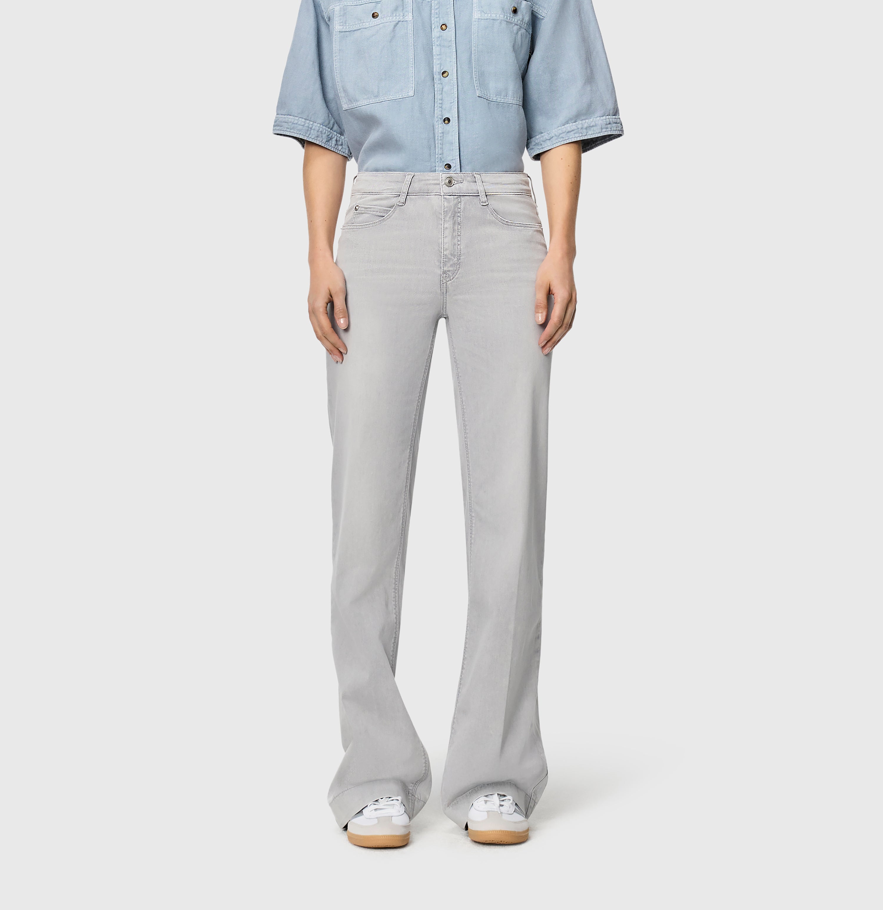 Wide, figure-shaping jeans in a modal blend. | DREAM WIDE | ash grey washed | Front view of model