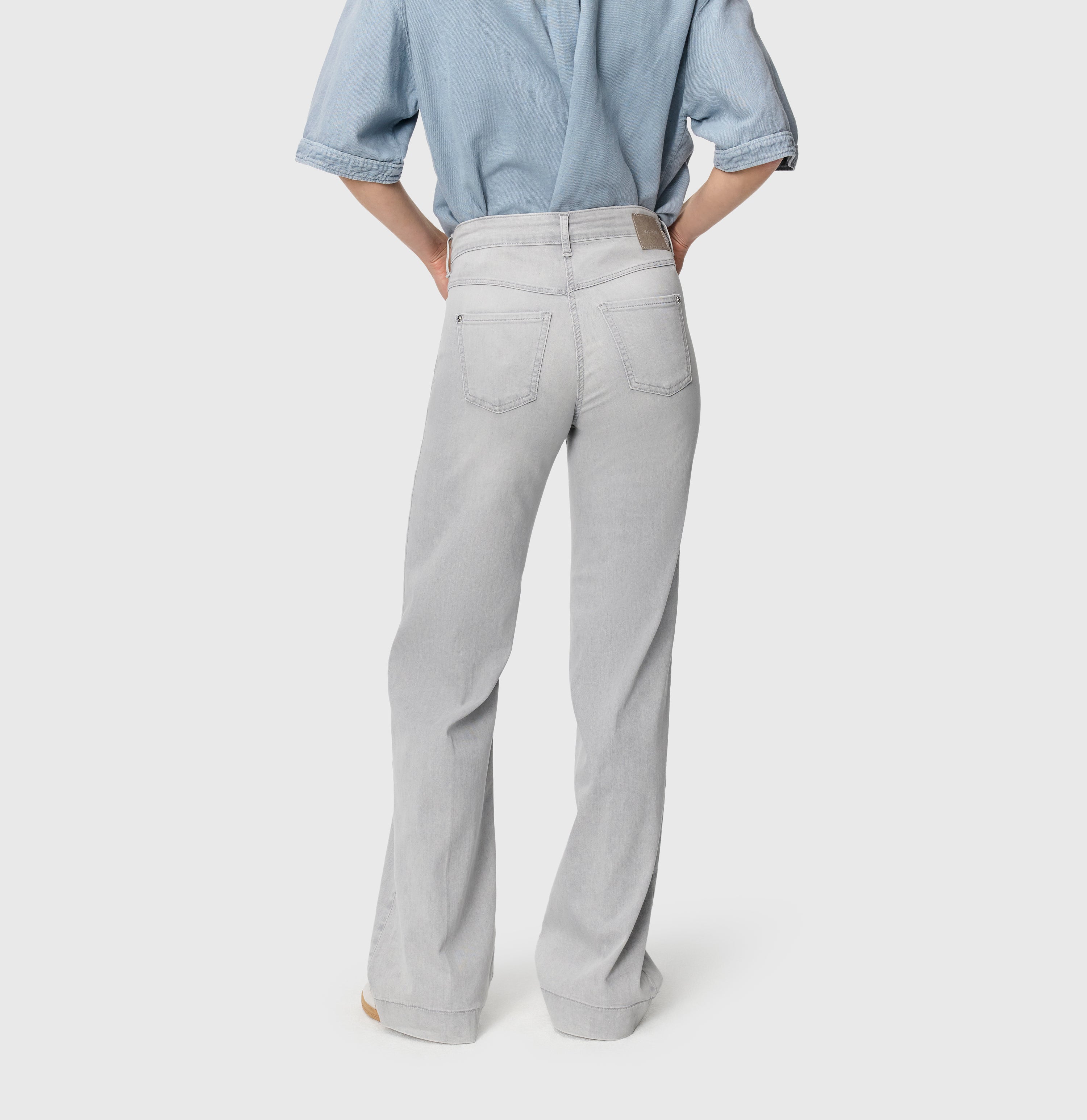 Wide, figure-shaping jeans in a modal blend. | DREAM WIDE | ash grey washed | Back view of model