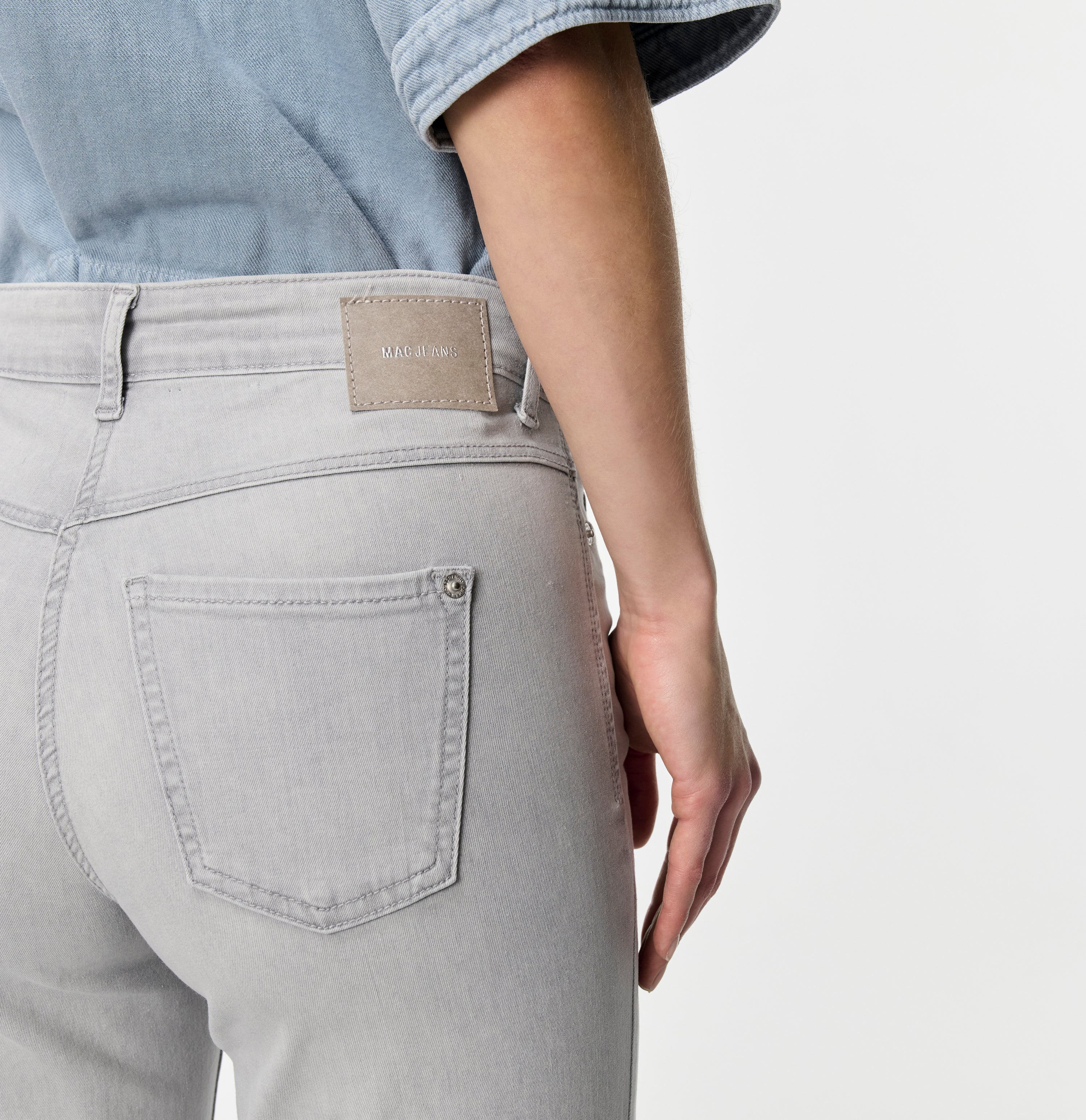 Wide, figure-shaping jeans in a modal blend. | DREAM WIDE | ash grey washed | Detailed view 2 of model