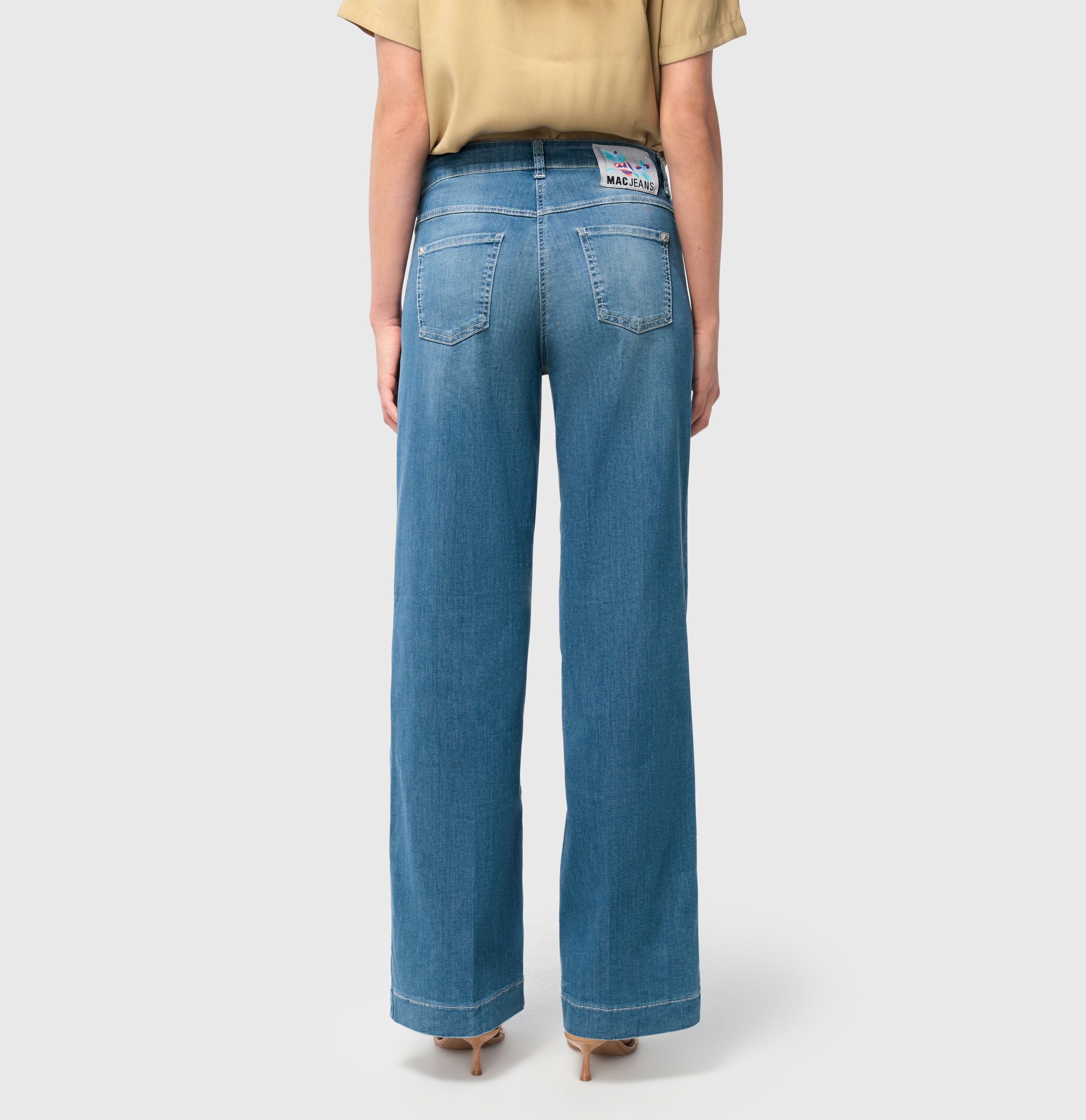 Figure-shaping wide fit jeans in a model blend. | S-NAME | S-FBBZ | Back view of model