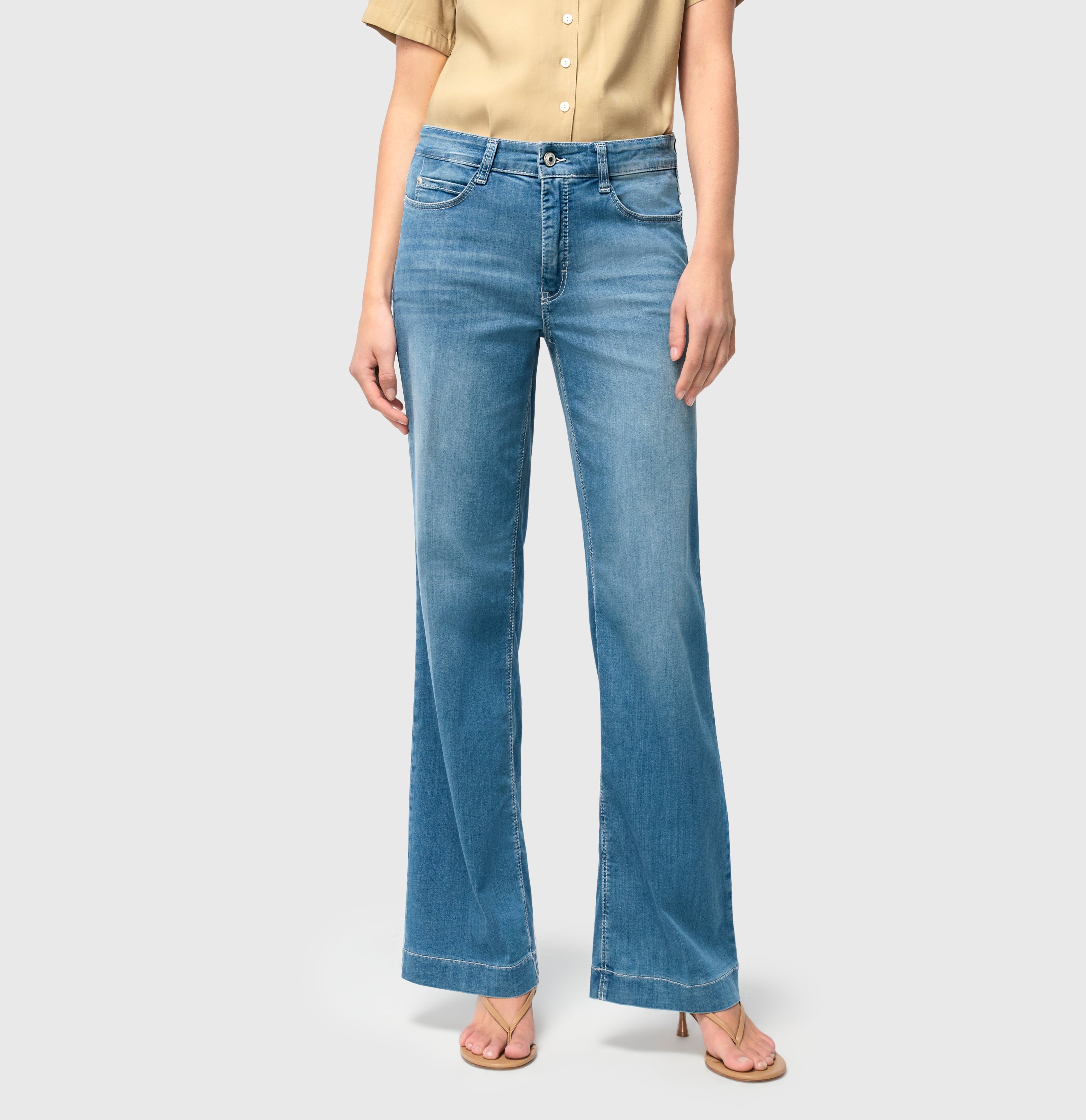 Figure-shaping wide fit jeans in a model blend. | S-NAME | S-FBBZ | Side view of model