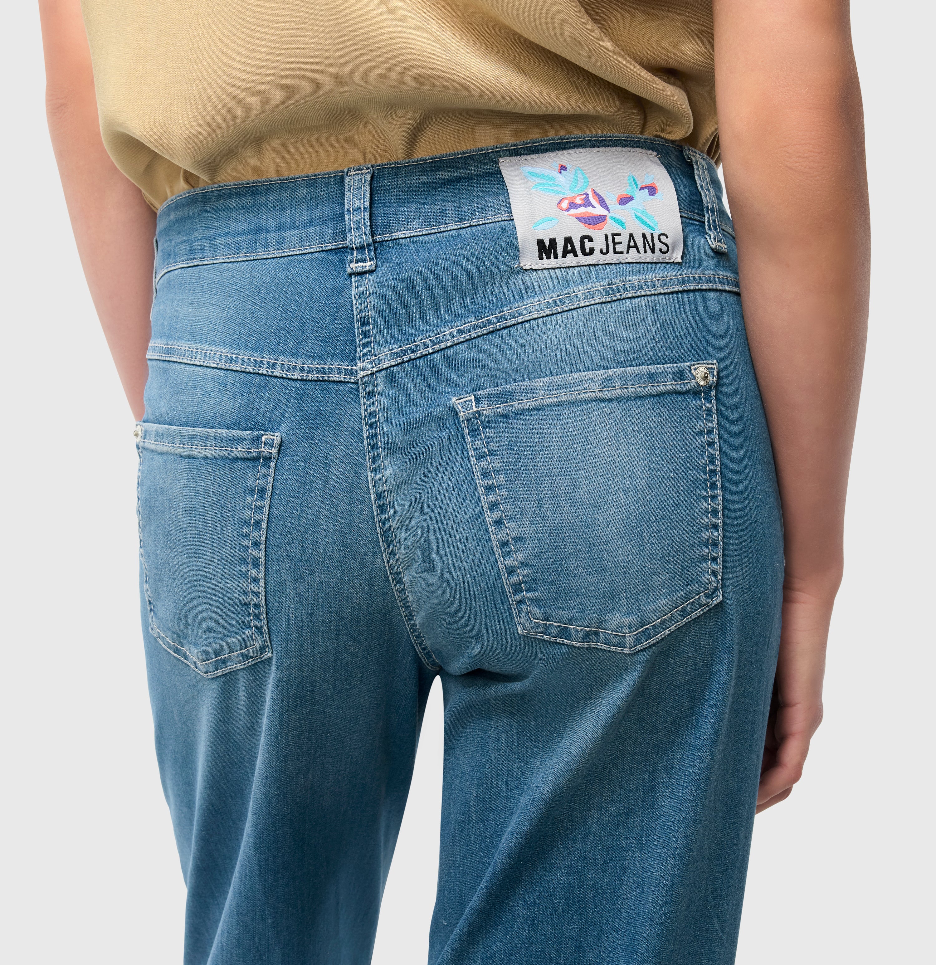 Figure-shaping wide fit jeans in a model blend. | S-NAME | S-FBBZ | Detailed view 3 of model