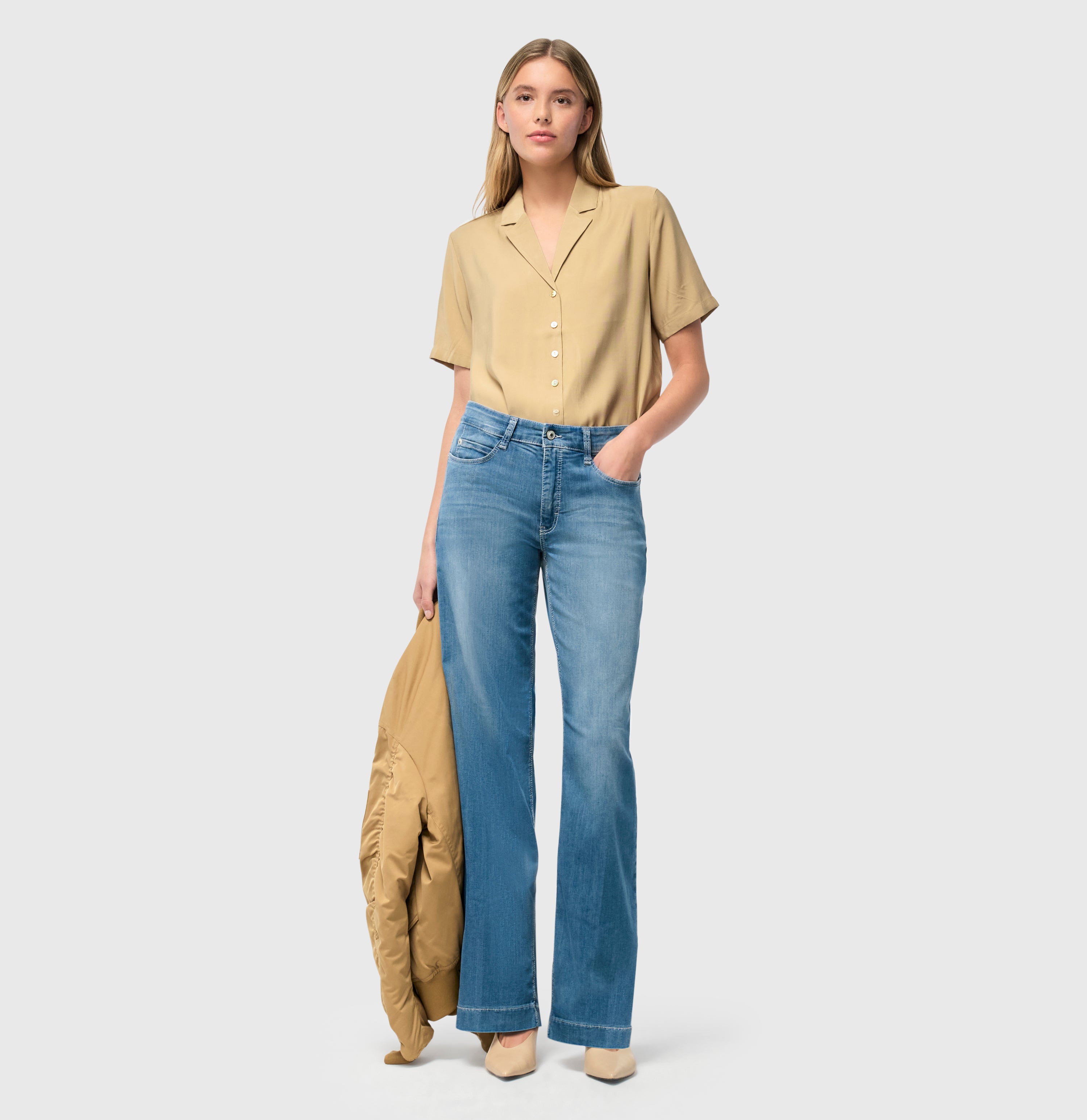 Figure-shaping wide fit jeans in a model blend. | S-NAME | S-FBBZ | Full-body of model