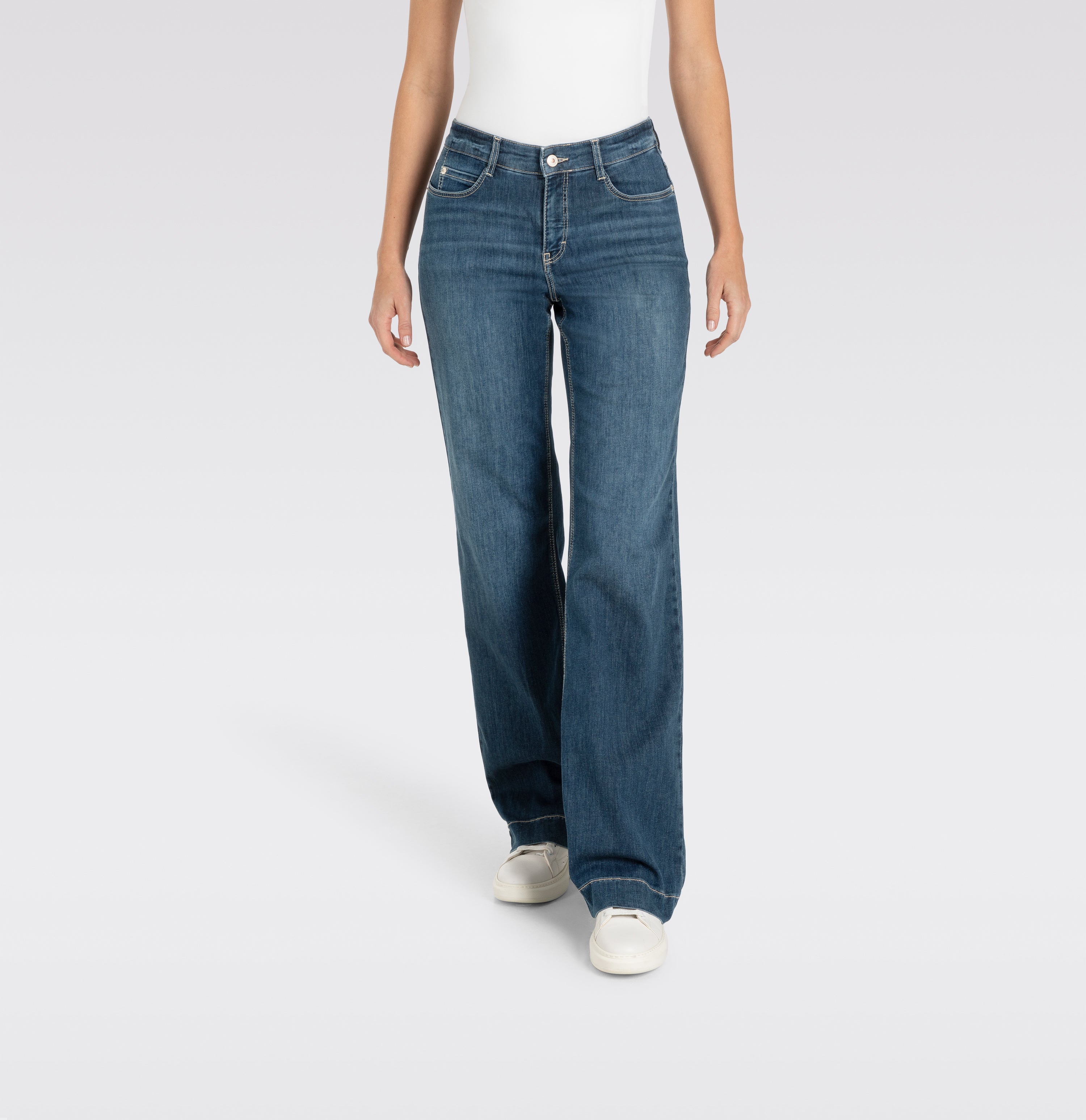 Figure-shaping wide fit jeans in a model blend. | S-NAME | S-FBBZ | Front view of model