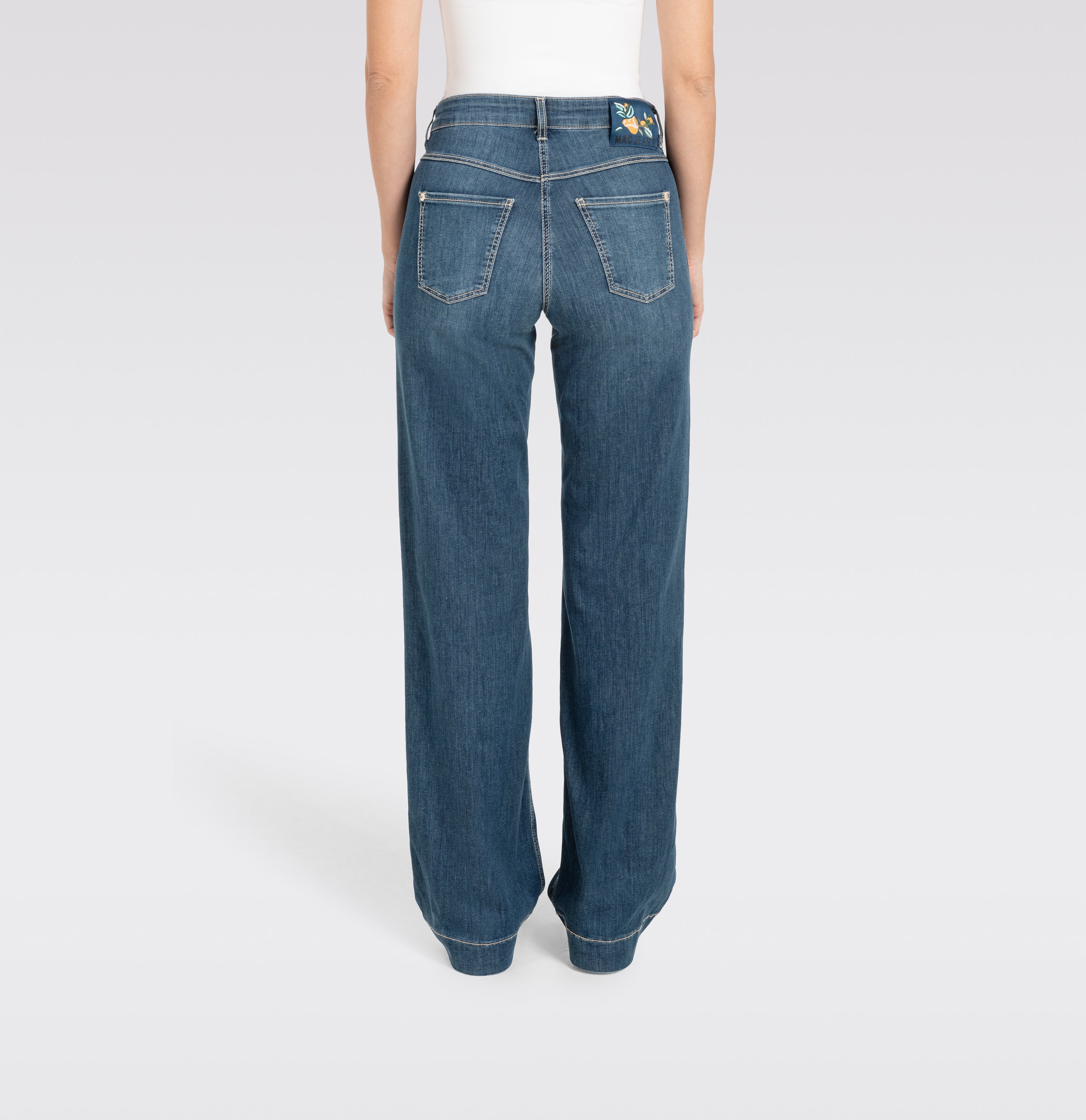 Figure-shaping wide fit jeans in a model blend. | S-NAME | S-FBBZ | Back view of model