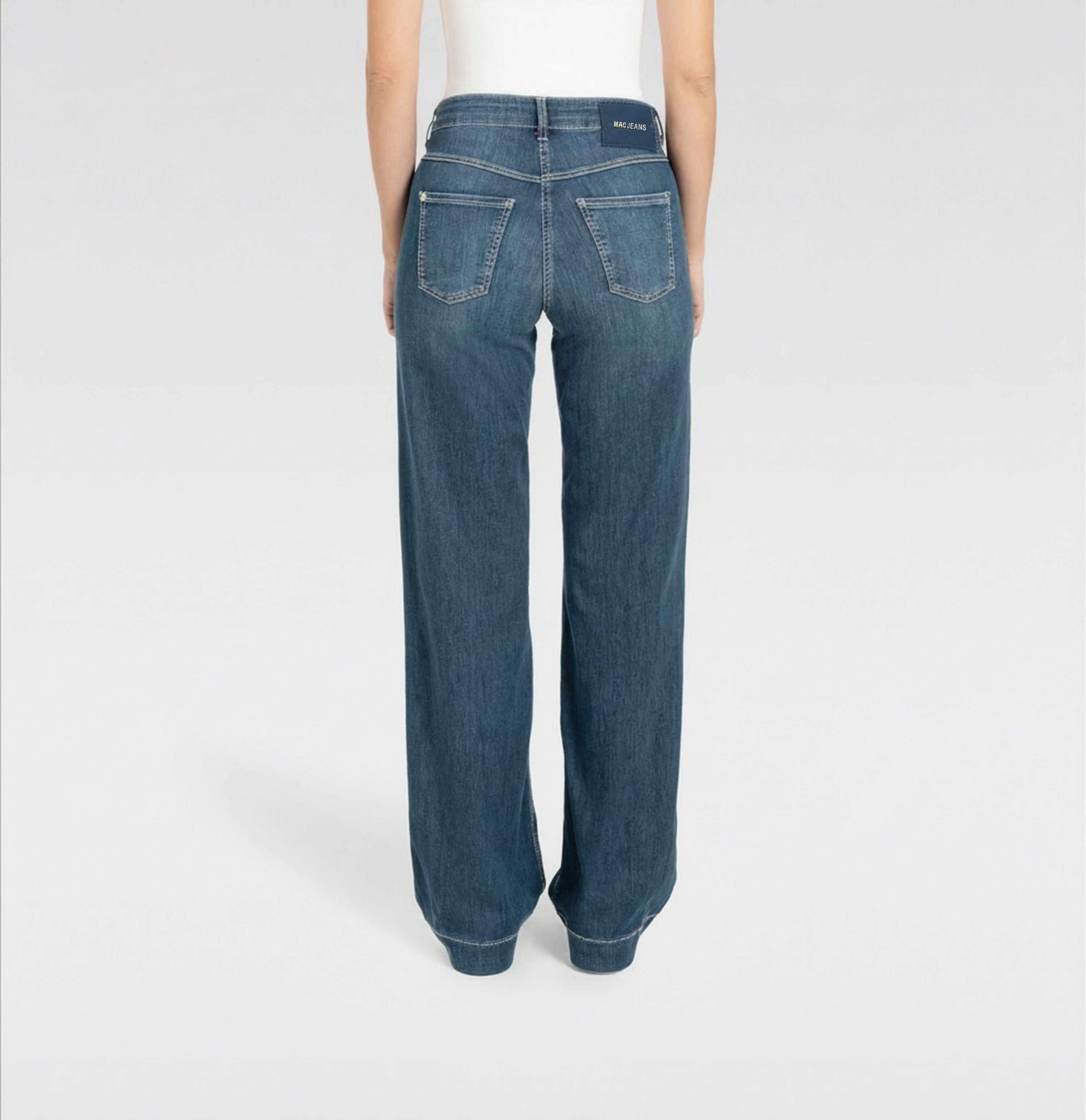 Wide, figure-shaping jeans in a modal blend. | DREAM WIDE | authentic dark blue | Back view of model