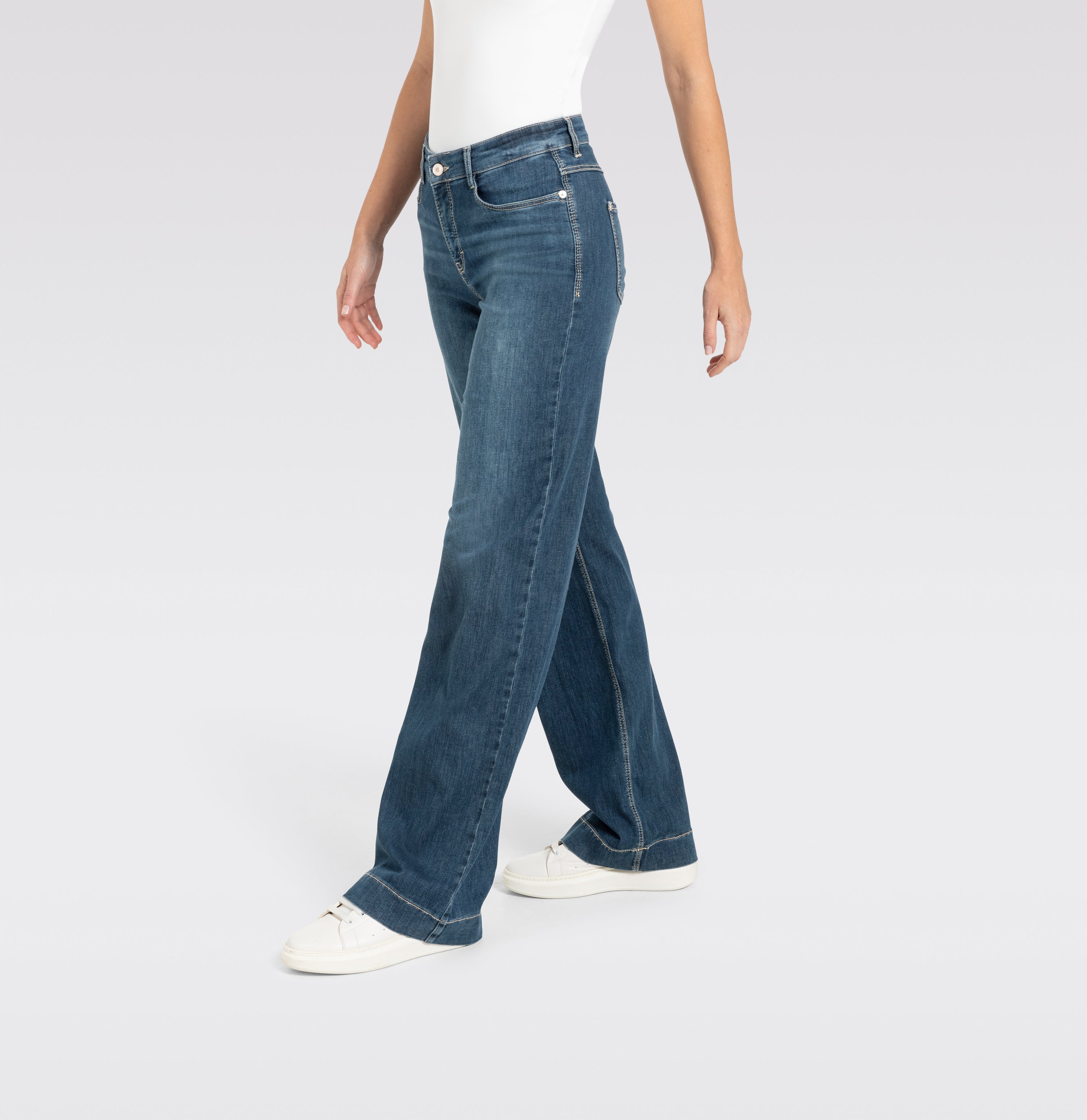 Figure-shaping wide fit jeans in a model blend. | S-NAME | S-FBBZ | Detailed view 2 of model