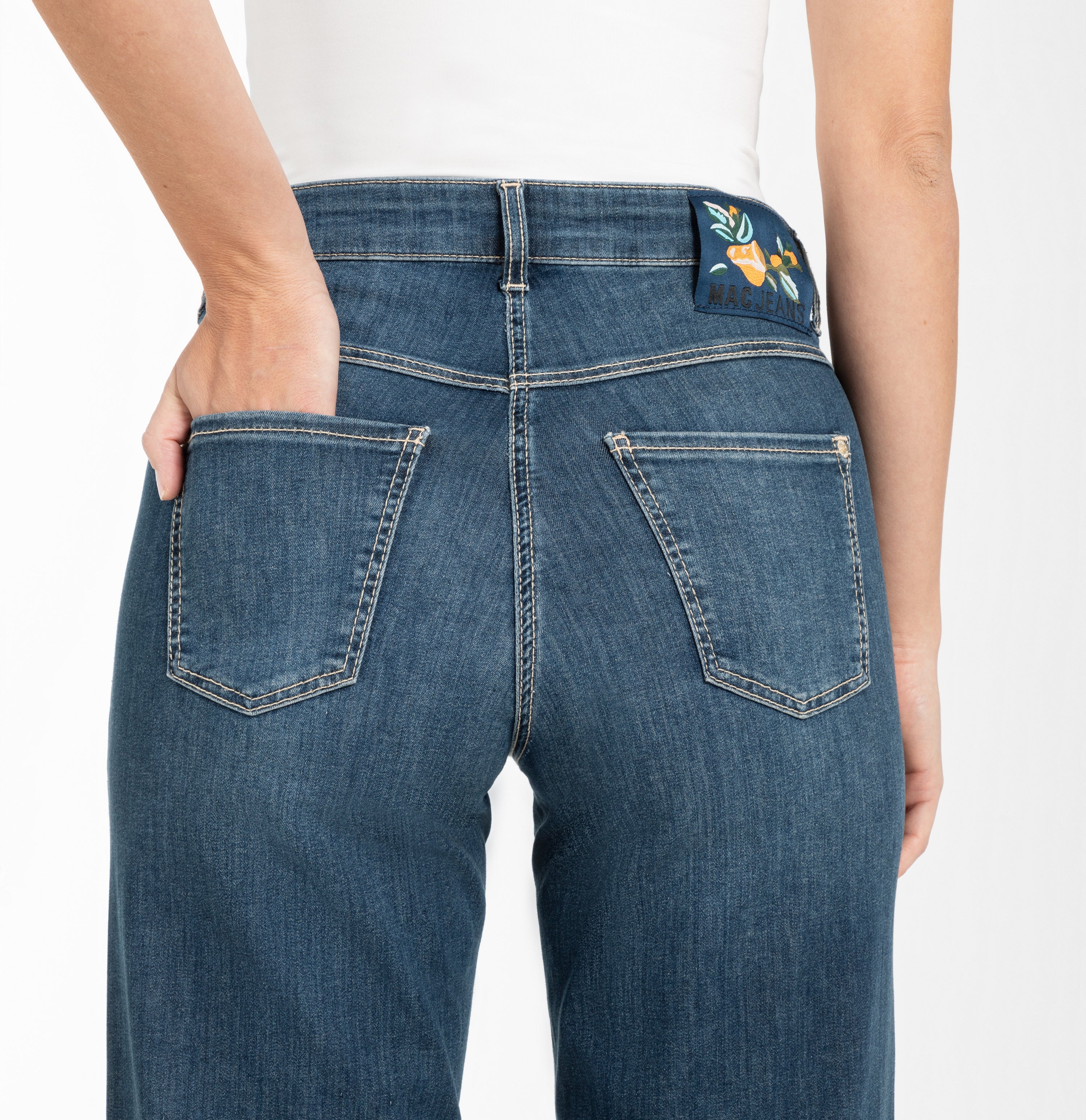 Figure-shaping wide fit jeans in a model blend. | S-NAME | S-FBBZ | Detailed view 3 of model