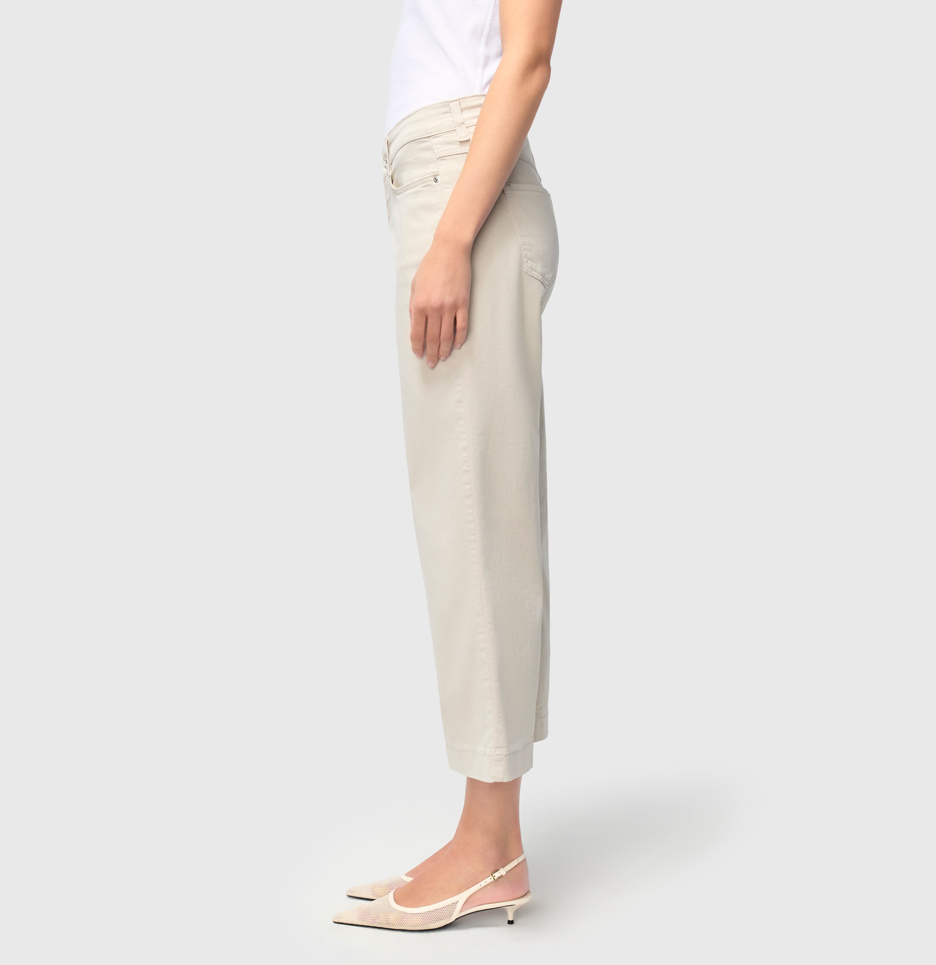 Culotte in an extra soft, elastic material. | DREAM culotte | ivory PPT | Detailed view 2 of model