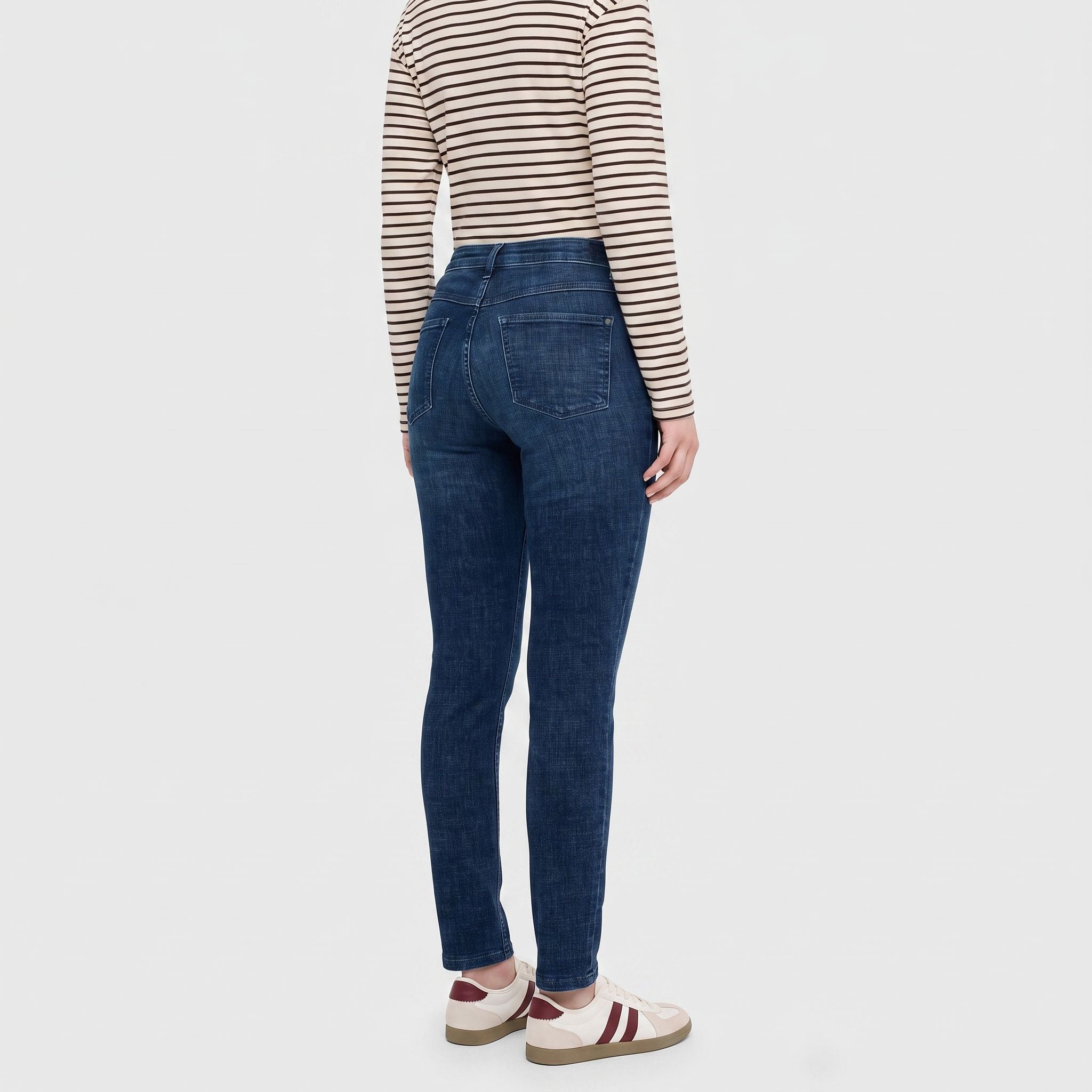 Skinny jeans with shaping effect. | DREAM SKINNY authentic | dark blue modern wash | Back view of model